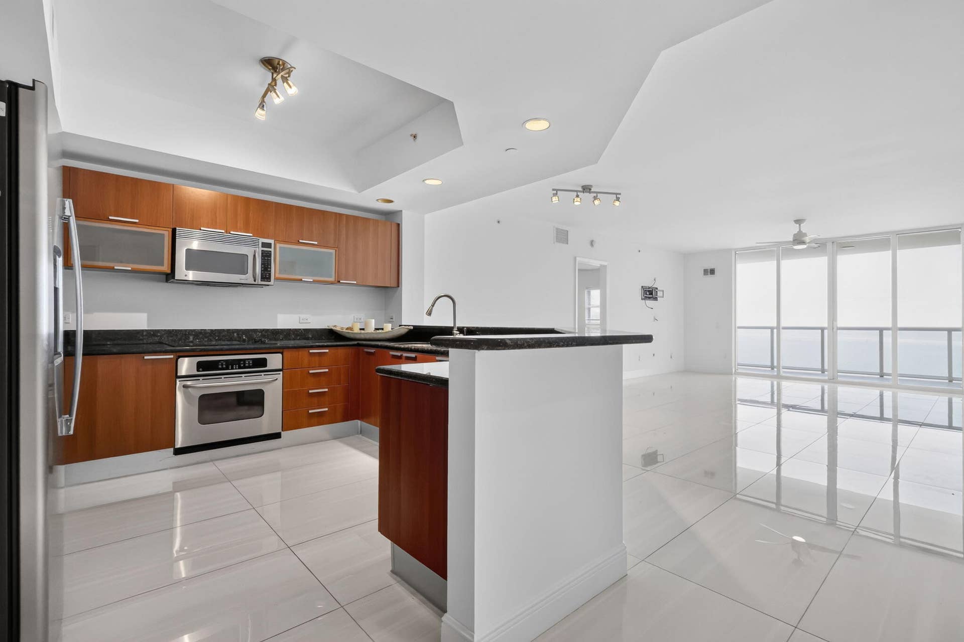 2650 Lake Shore Drive, #1005, Riviera Beach, FL 33404 KITCHEN