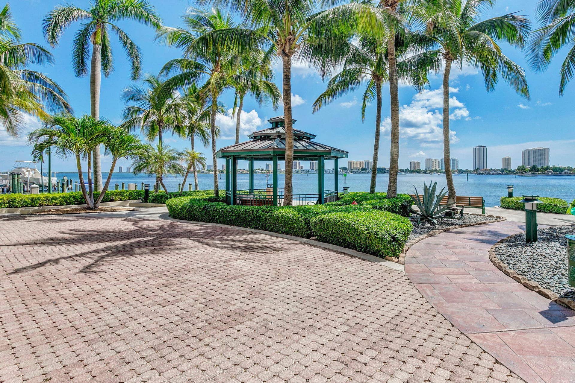 2650 Lake Shore Drive, #1005, Riviera Beach, FL 33404 GROUNDS