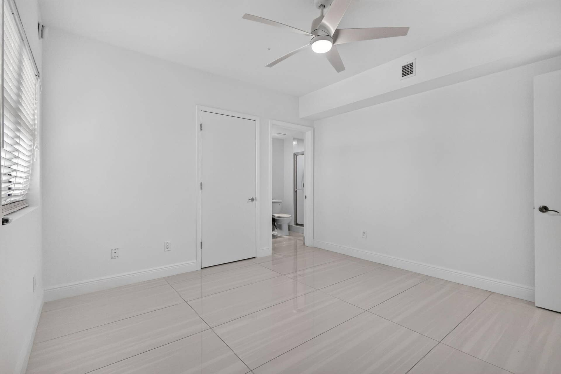 2650 Lake Shore Drive, #1005, Riviera Beach, FL 33404 GUEST BEDROOM