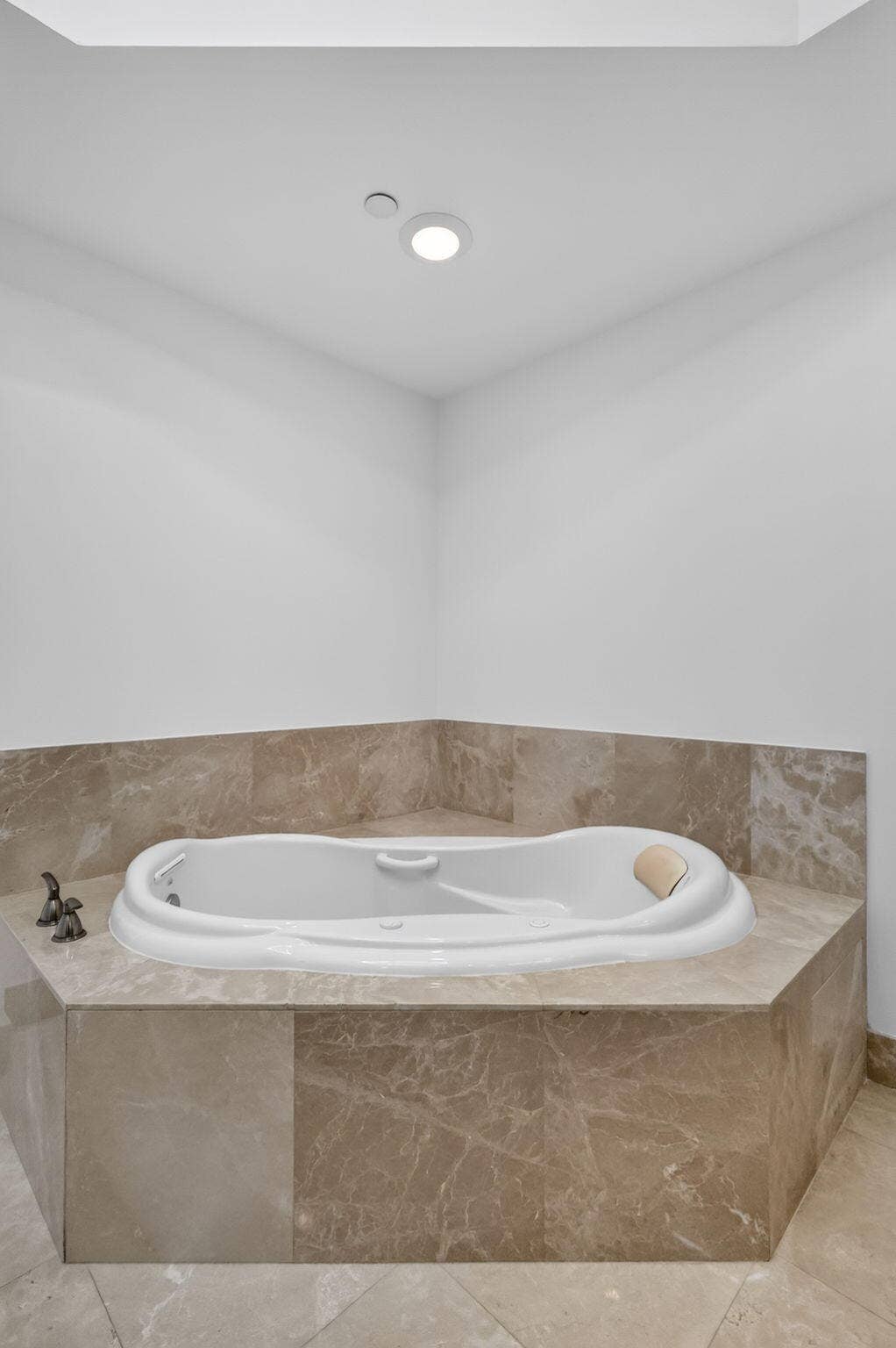 2650 Lake Shore Drive, #1005, Riviera Beach, FL 33404 JACUZZI
