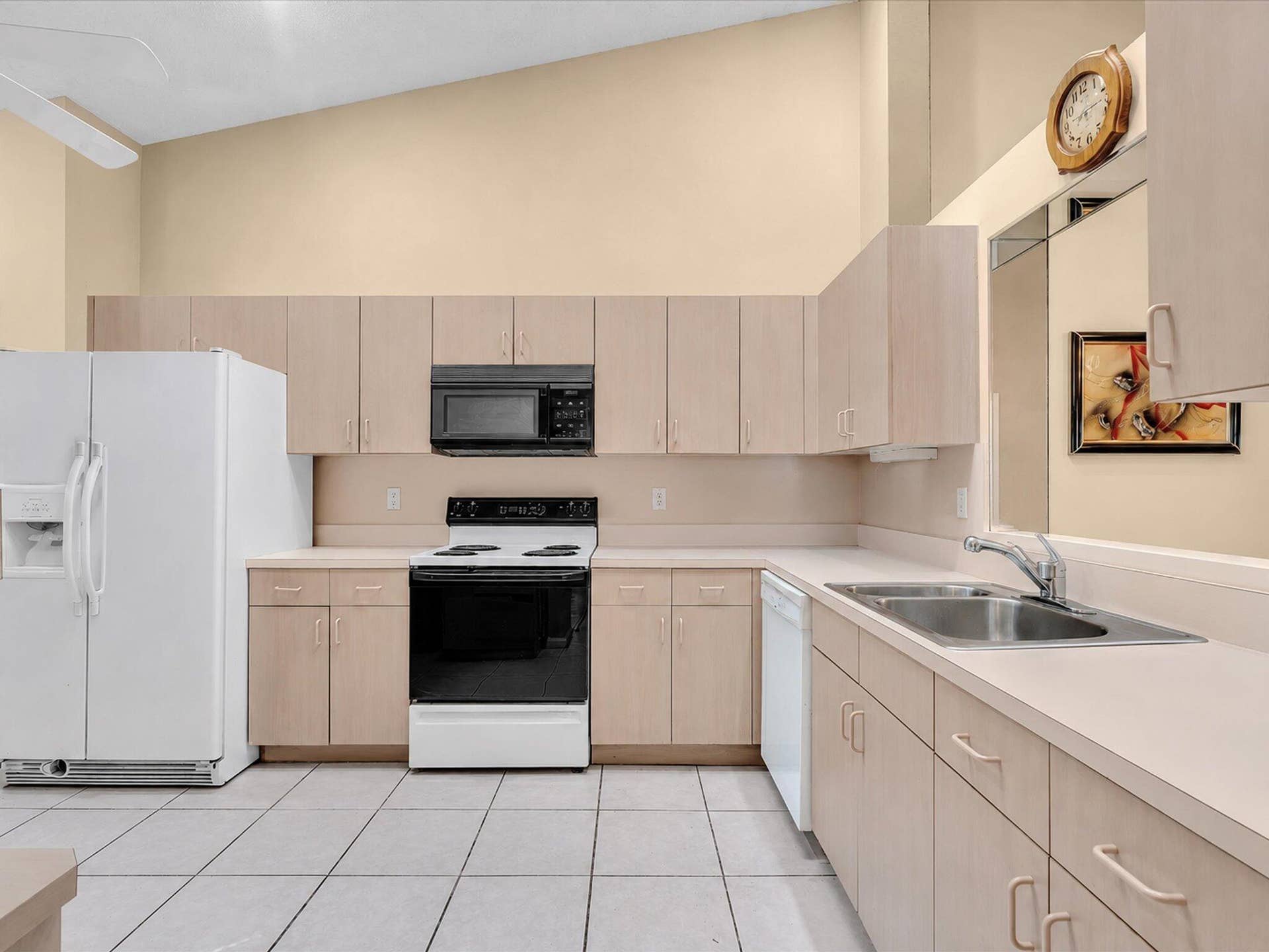 Kitchen w/Passthrough
