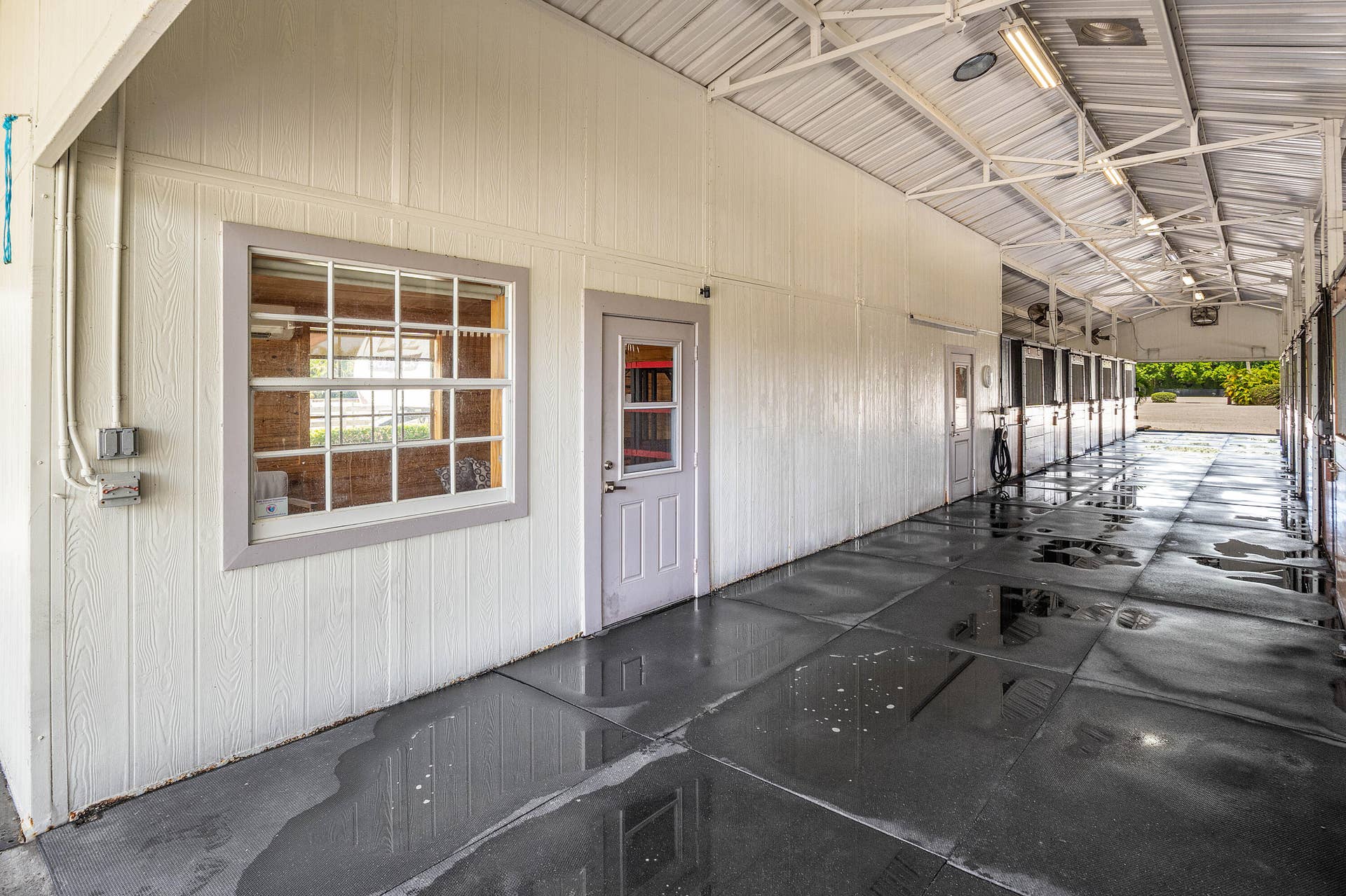 4101 120th Avenue S, Wellington, FL 33449 rubber matted aisleways