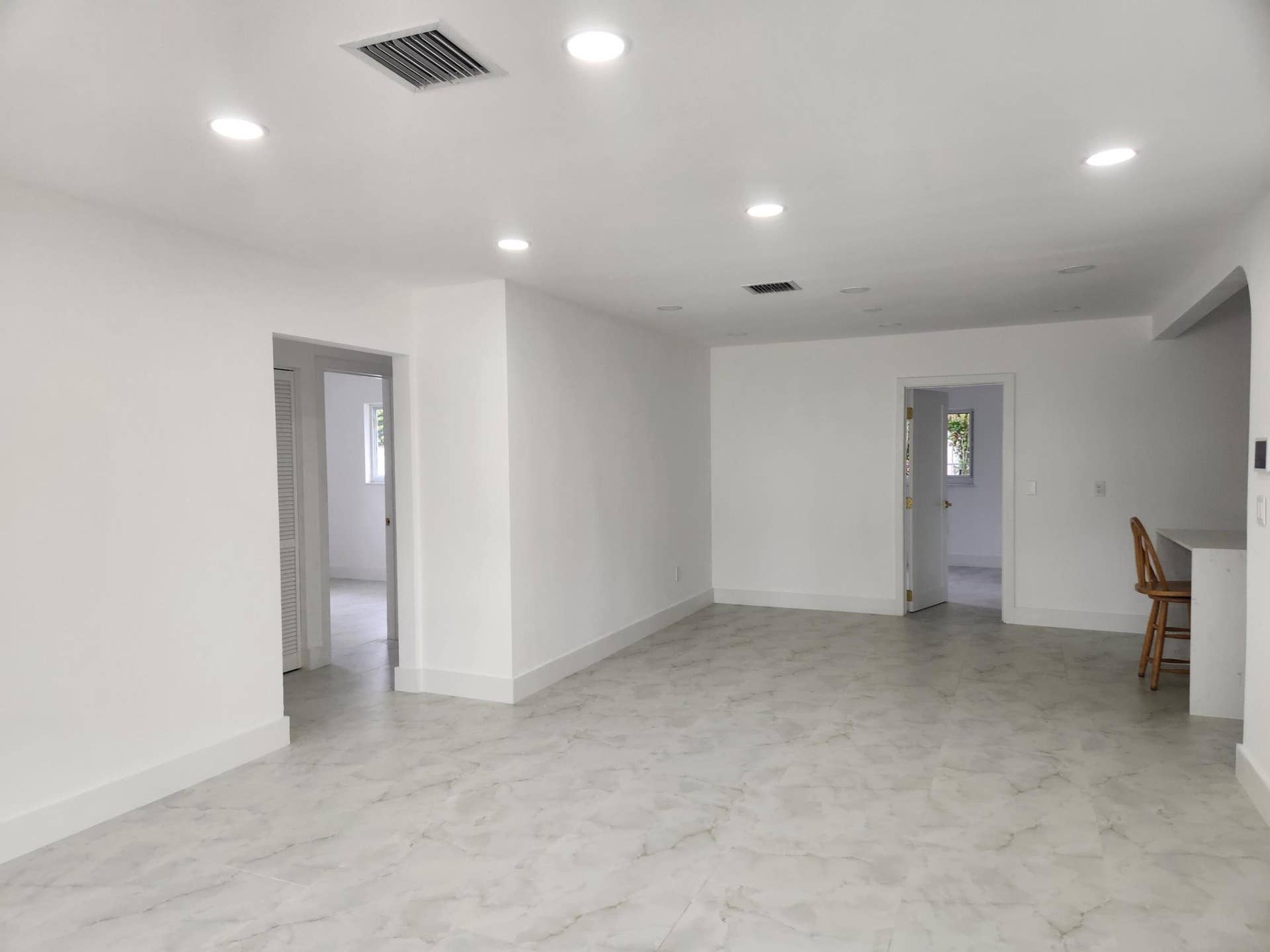 401 SE 1st Avenue, Pompano Beach, FL 33060 Fresh and clean