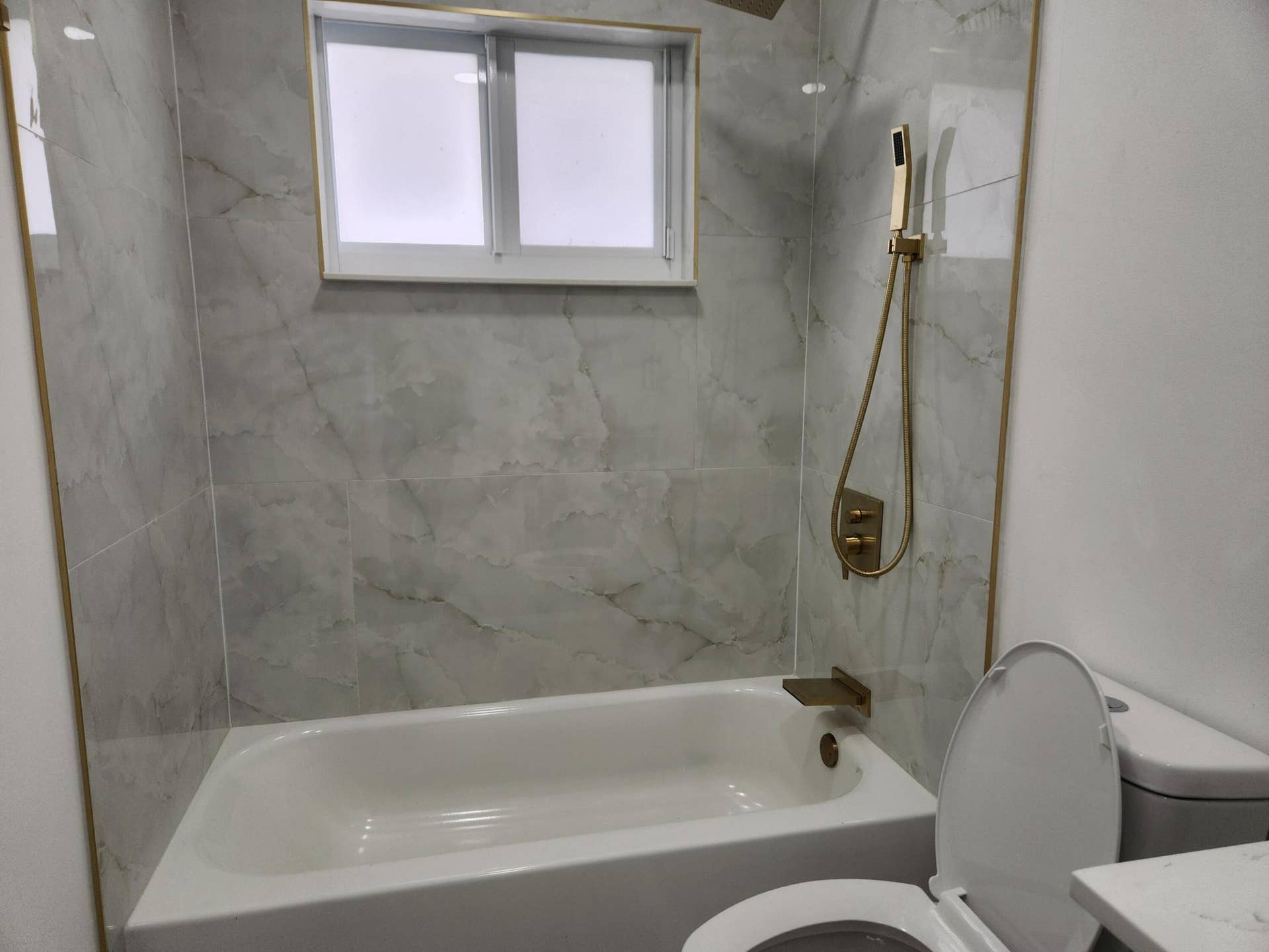 401 SE 1st Avenue, Pompano Beach, FL 33060 3 full bathrooms- 2 walk in showers, 1 soaking tub