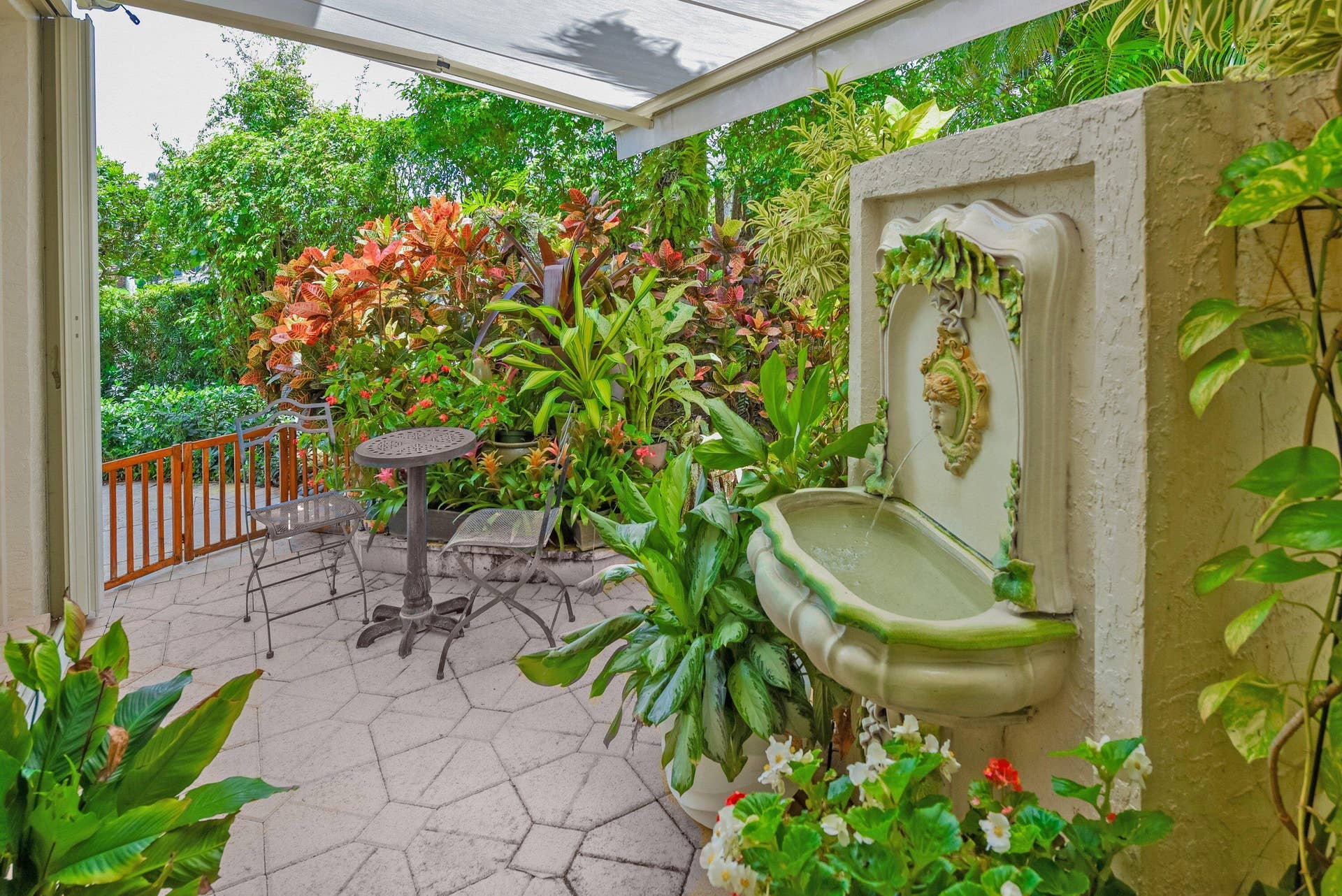 6949 Lake Estates Court, Boca Raton, FL 33496 patio with fountain