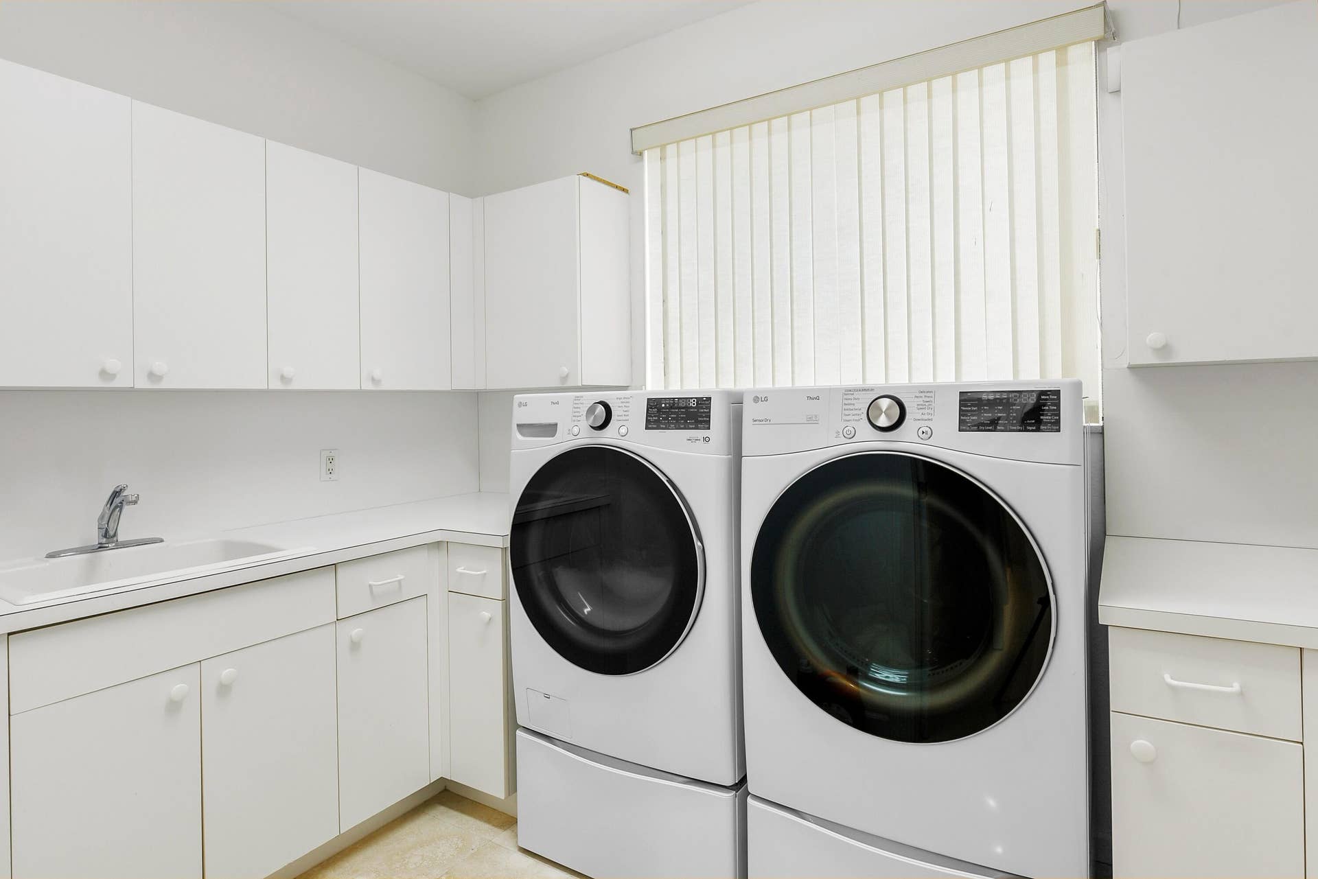 6949 Lake Estates Court, Boca Raton, FL 33496 laundry room