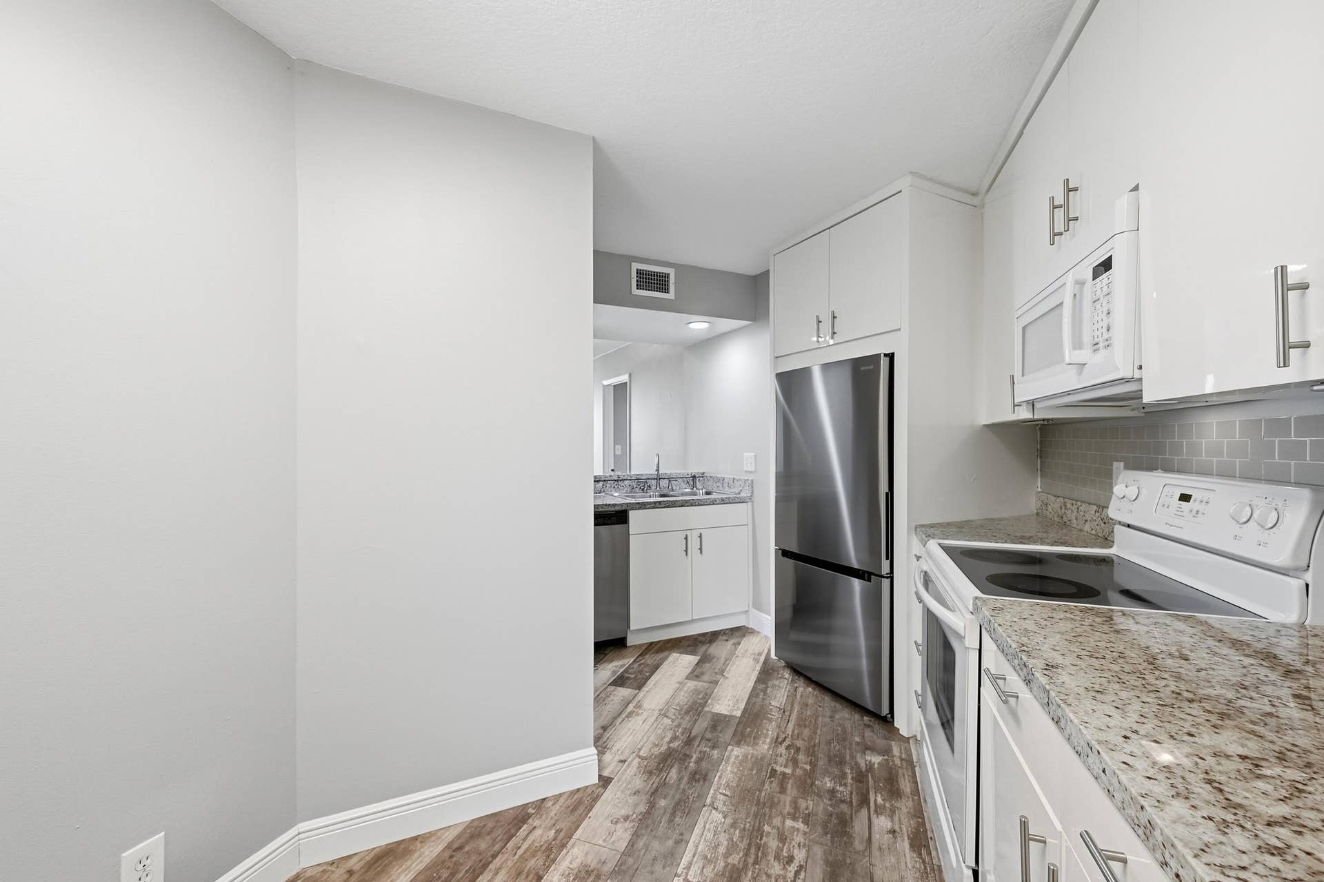10401 W Broward Boulevard, #401, Plantation, Plantation, FL 33324 15_kitchen