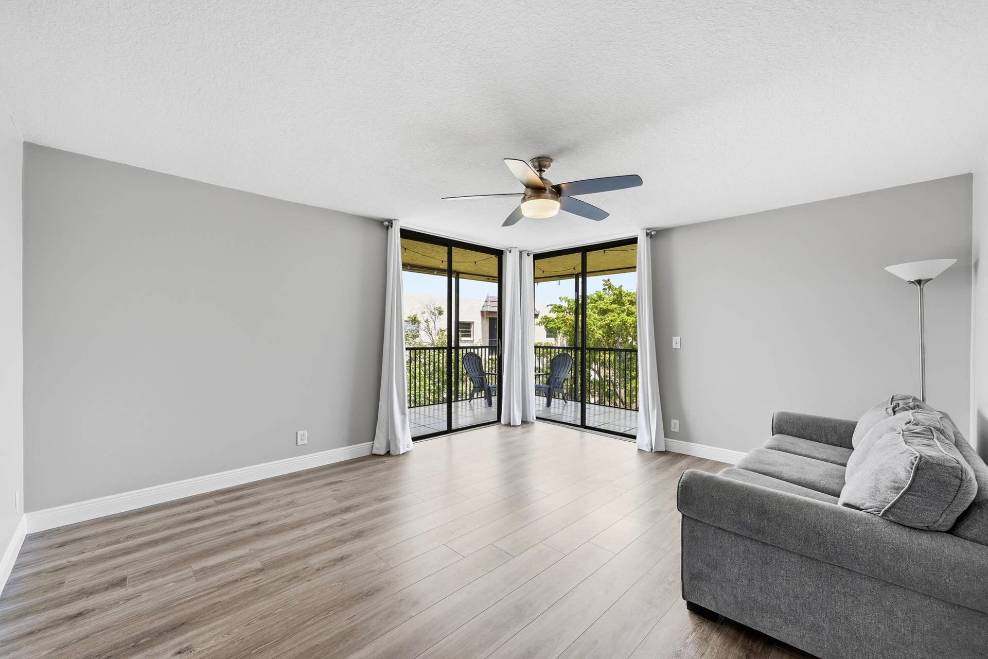 10401 W Broward Boulevard, #401, Plantation, Plantation, FL 33324 09_living room