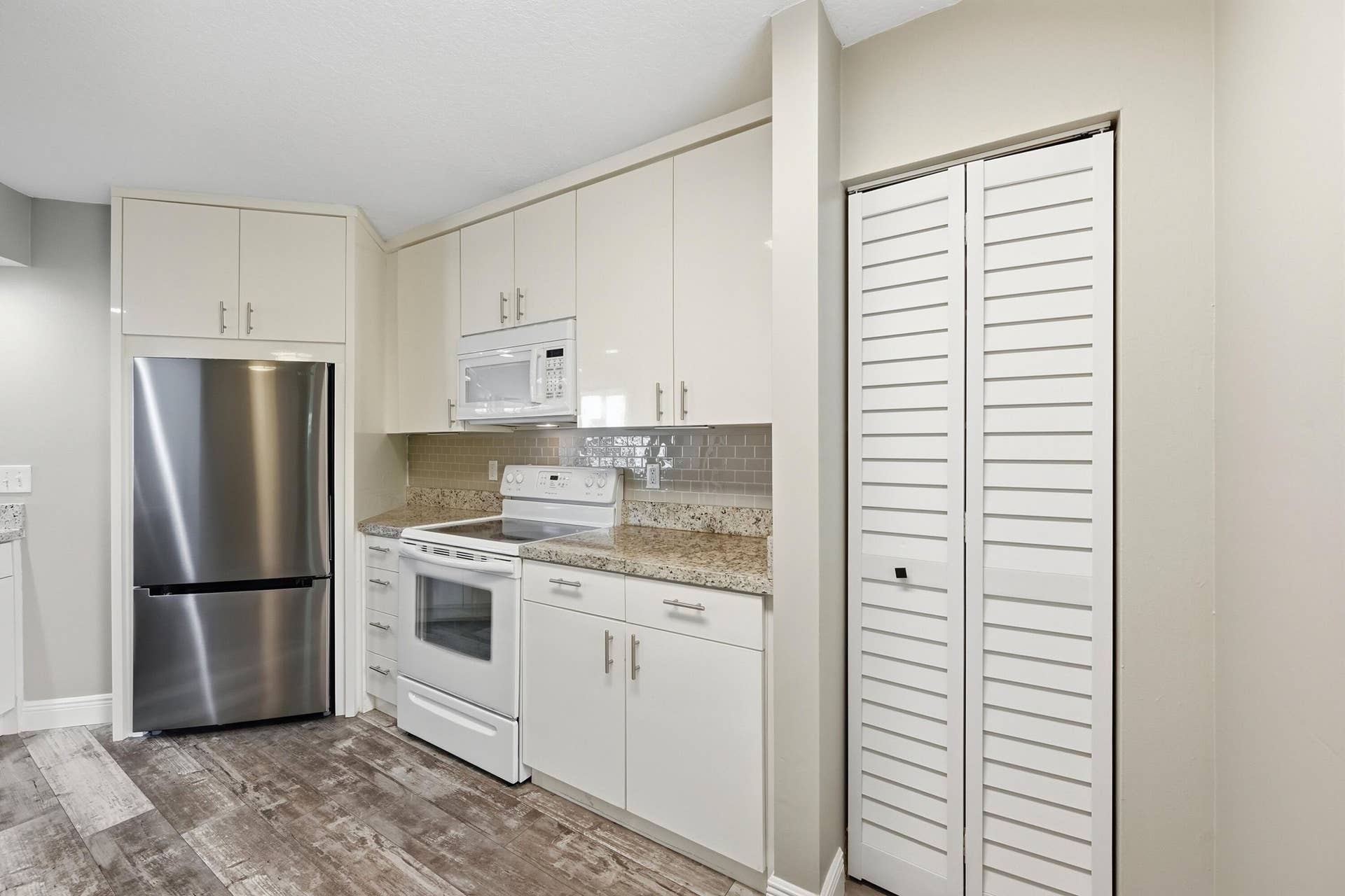 10401 W Broward Boulevard, #401, Plantation, Plantation, FL 33324 16_kitchen