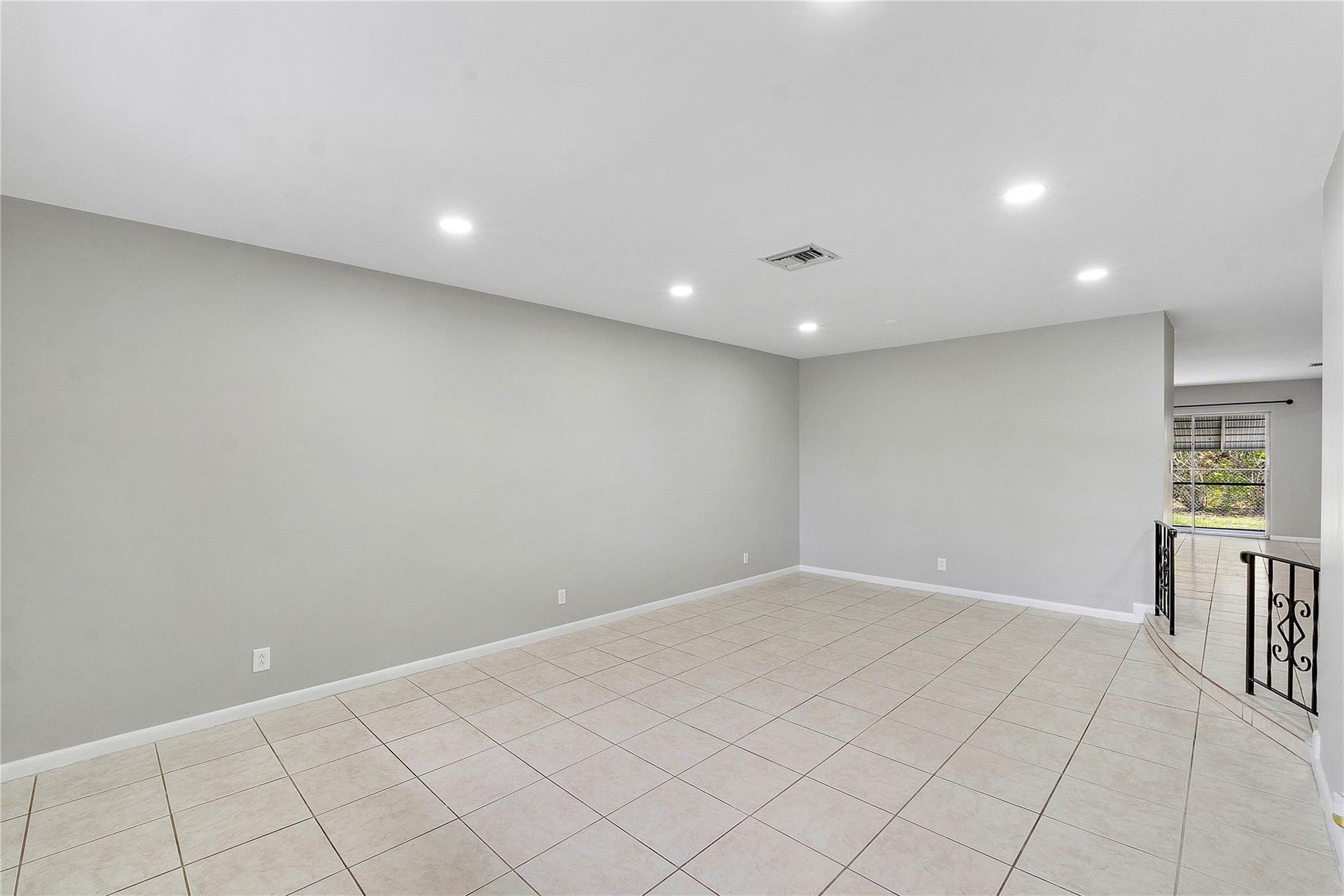 3843 NW 81st Terrace, Coral Springs, Coral Springs, FL 33065 Spacious room with light-colored tile flooring