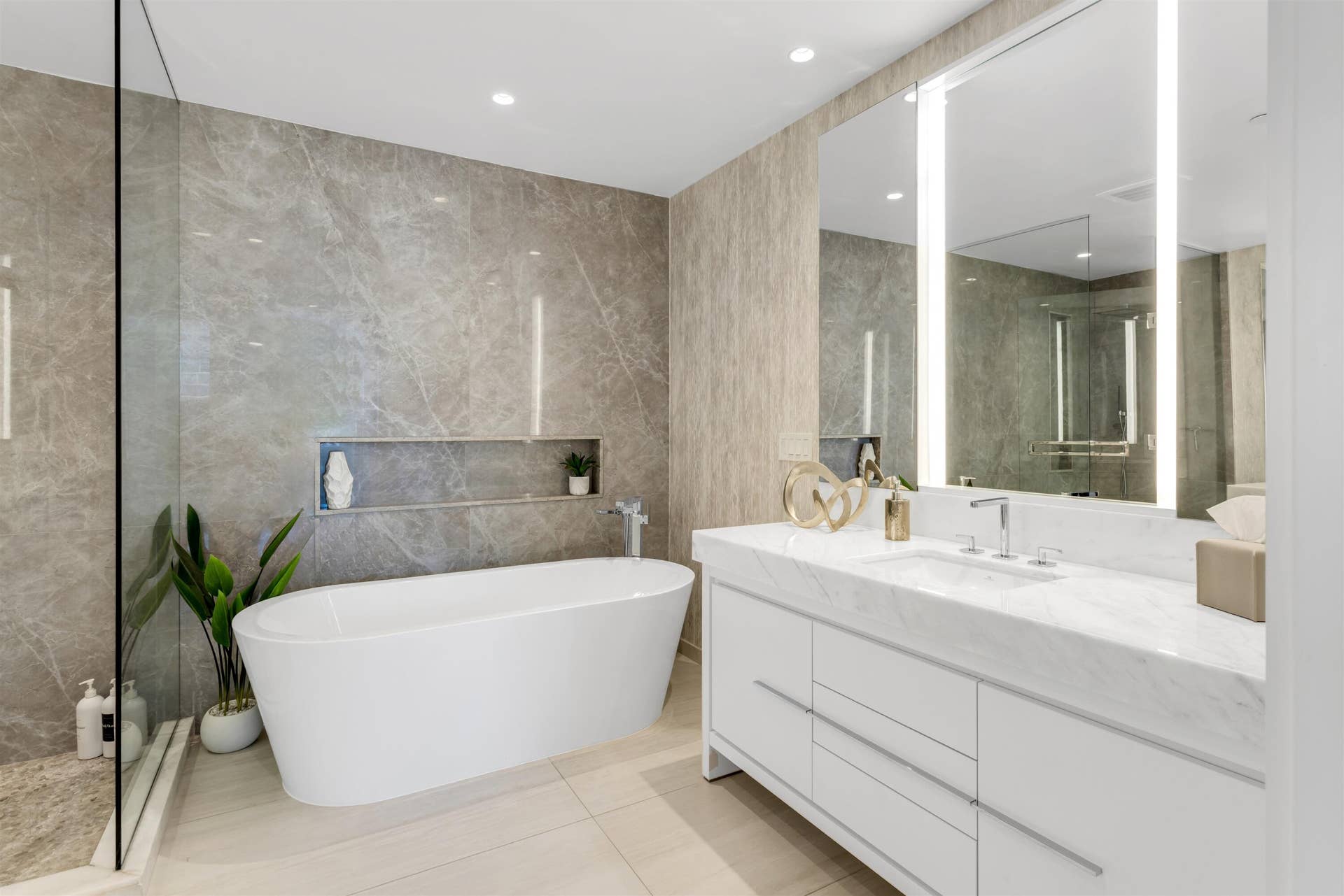 200 SE Mizner Boulevard, #410, Boca Raton, FL 33432 PRIMARY_BATHROOM_ANGLE_RIGHT