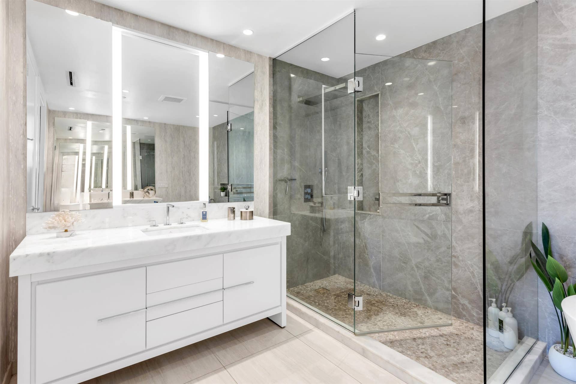 200 SE Mizner Boulevard, #410, Boca Raton, FL 33432 PRIMARY_BATHROOM_ANGLE_LEFT