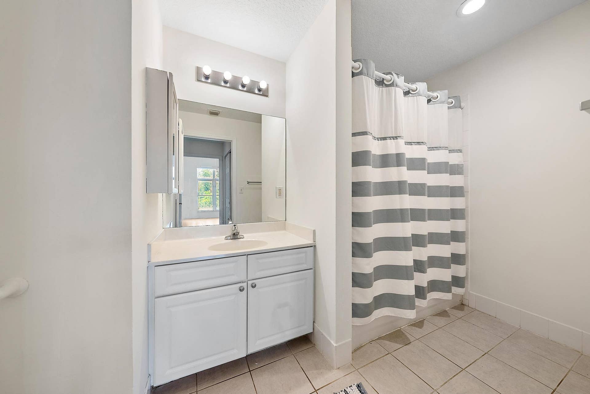 1209 Main St apt 304-5