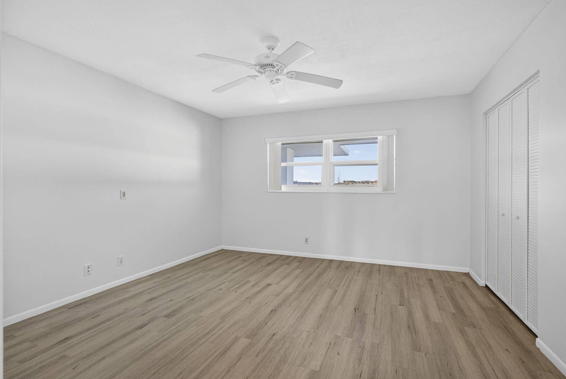 100 Shore Court, #307, North Palm Beach, FL 33408 bedroom