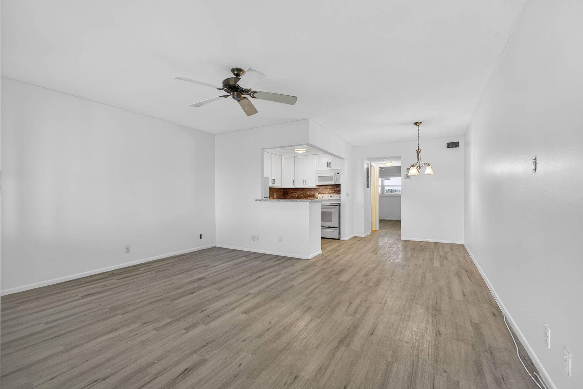 100 Shore Court, #307, North Palm Beach, FL 33408 living