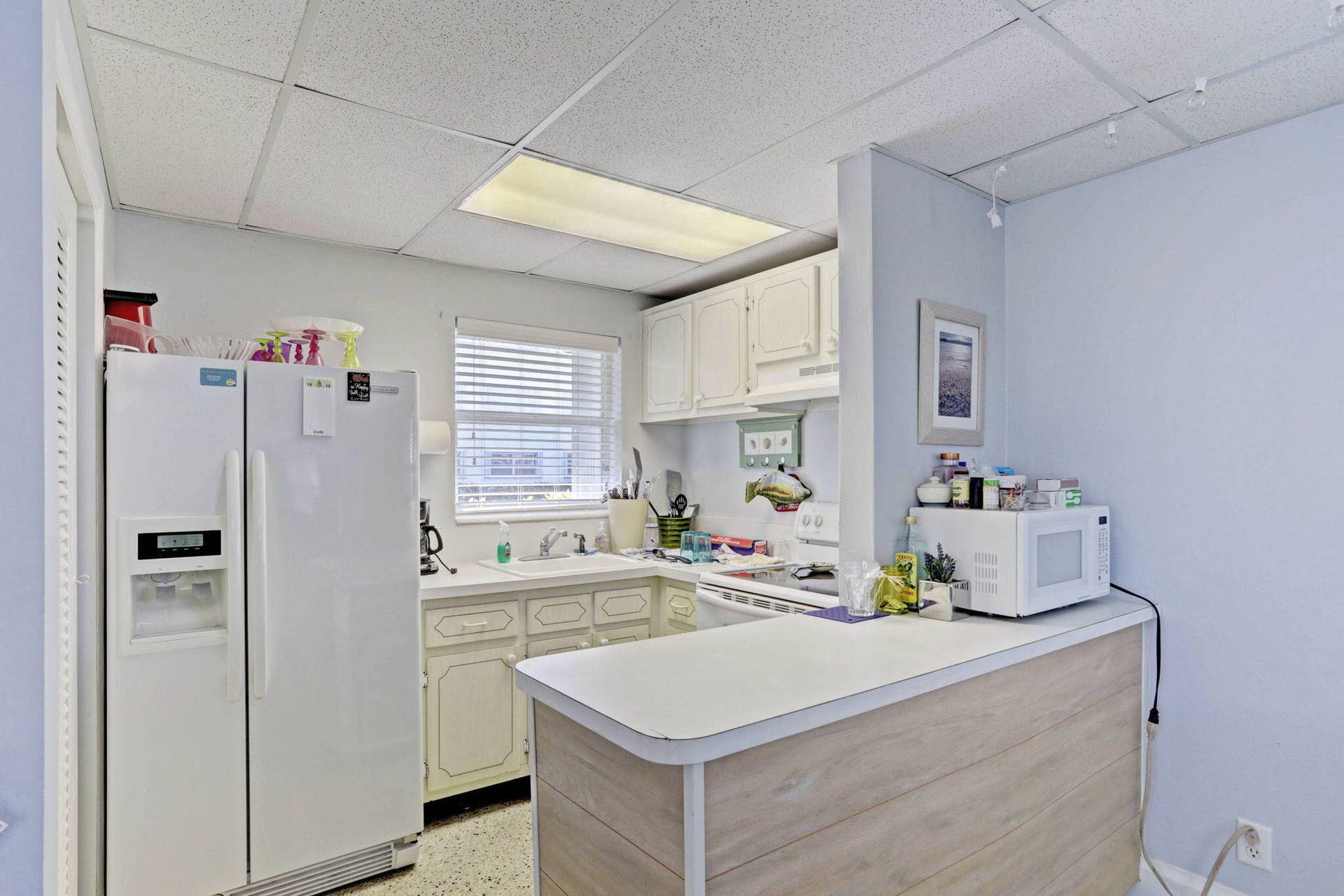 100 Shore Court, #307, North Palm Beach, FL 33408 clubhouse kitchen