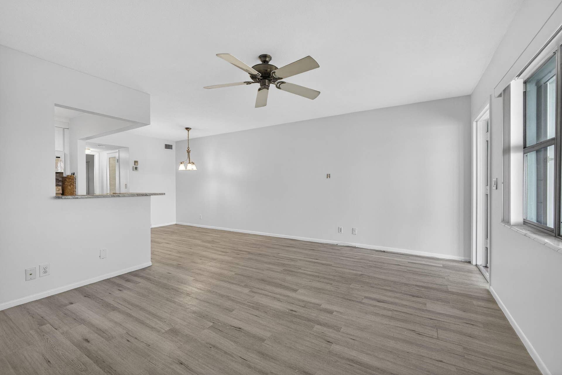 100 Shore Court, #307, North Palm Beach, FL 33408 living