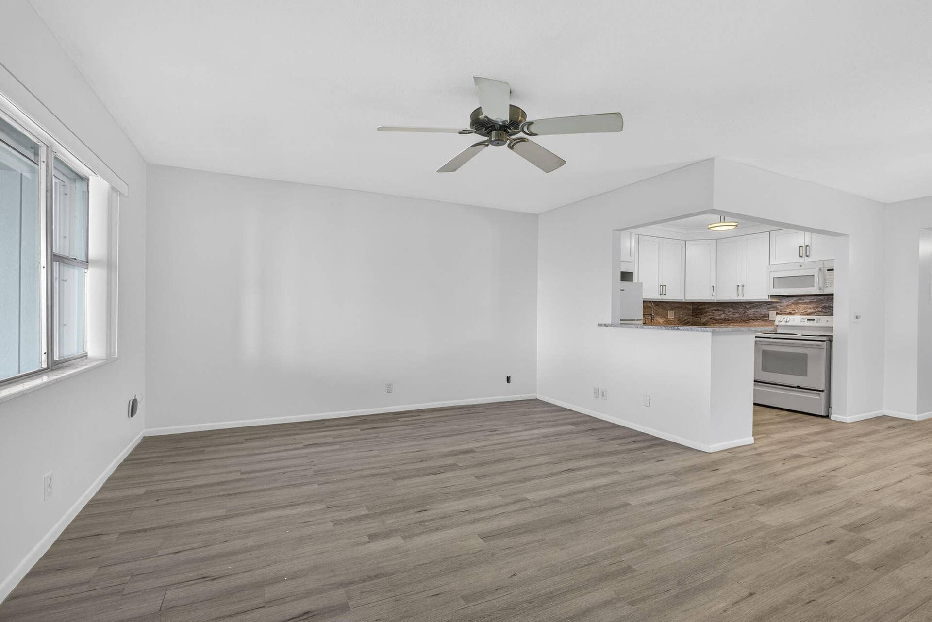 100 Shore Court, #307, North Palm Beach, FL 33408 living
