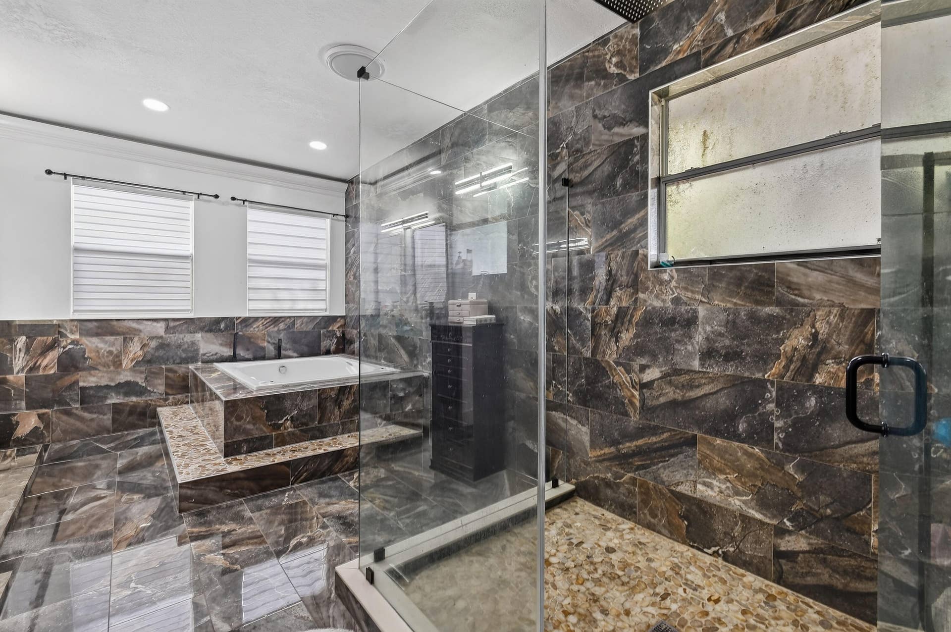 700 Cresta Circle, West Palm Beach, FL 33413 Primary bathroom