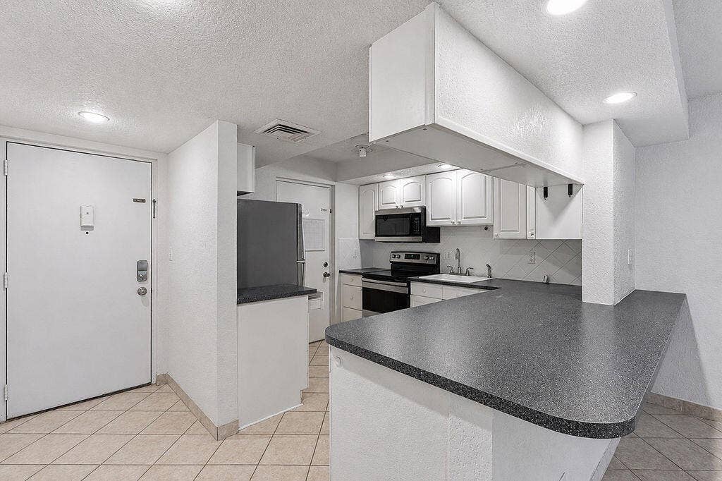 Kitchen with breakfast bar