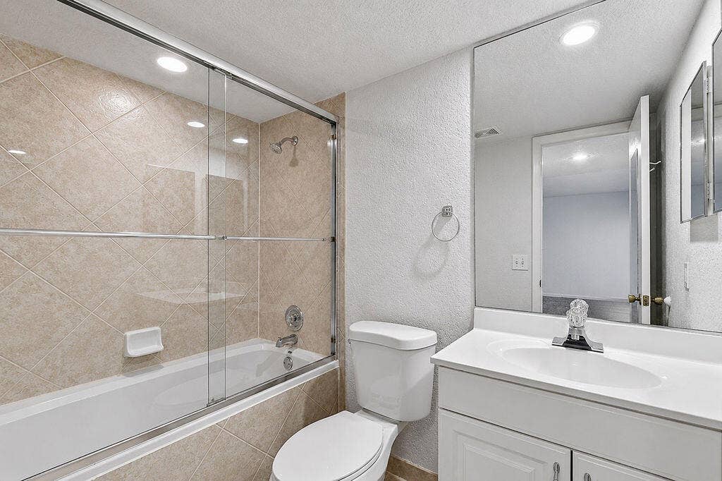 Second bathroom with tub/shower