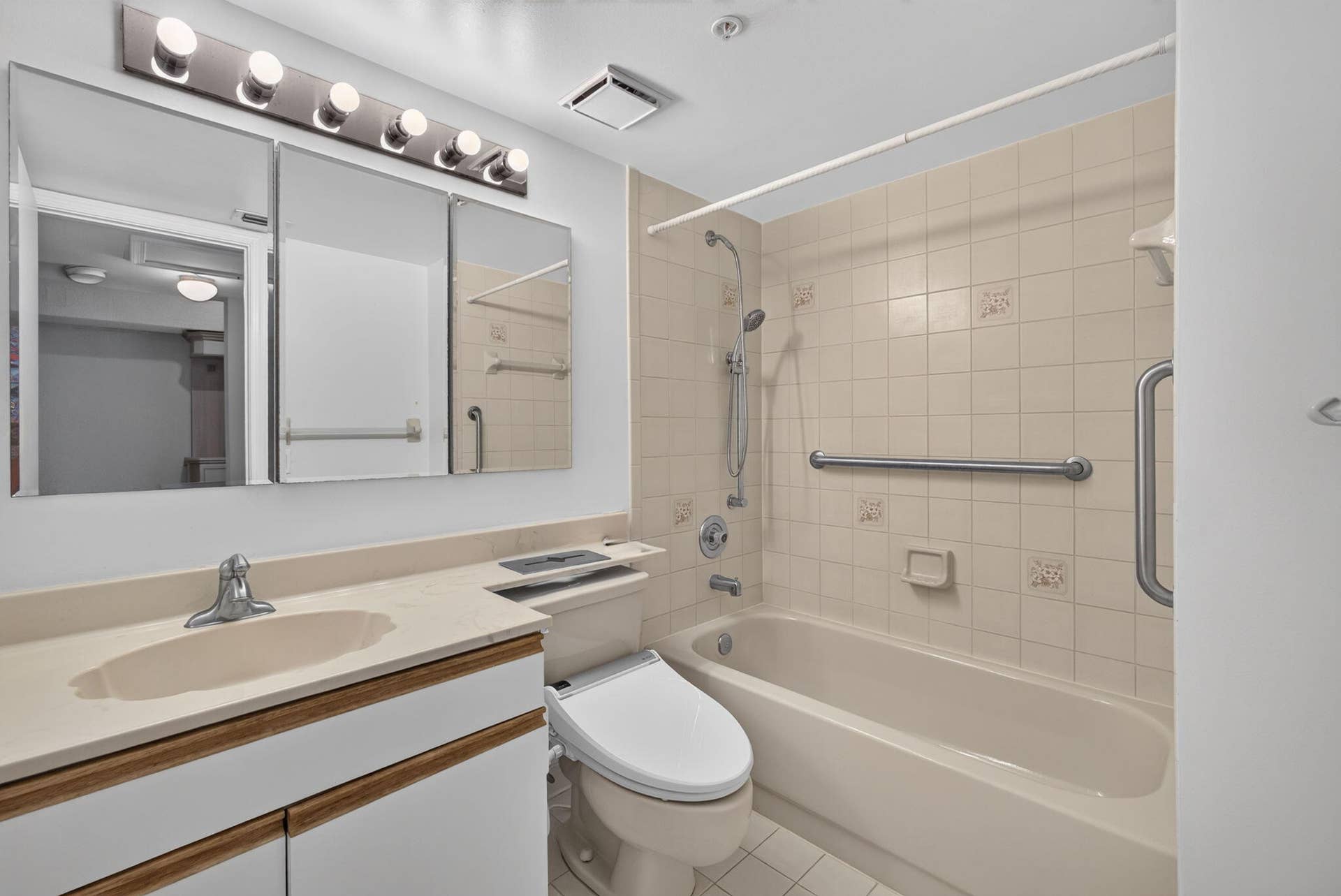 700 Uno Lago Drive, #403, Juno Beach, FL 33408 2nd Bath