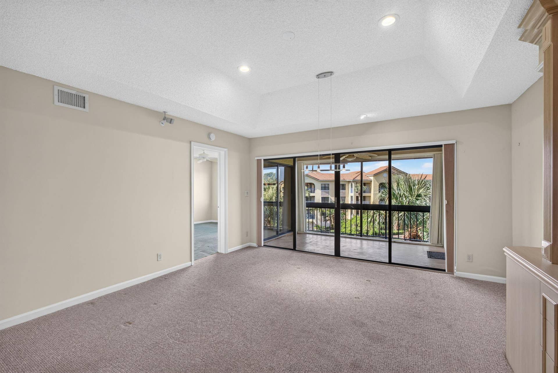 700 Uno Lago Drive, #403, Juno Beach, FL 33408 Living Space