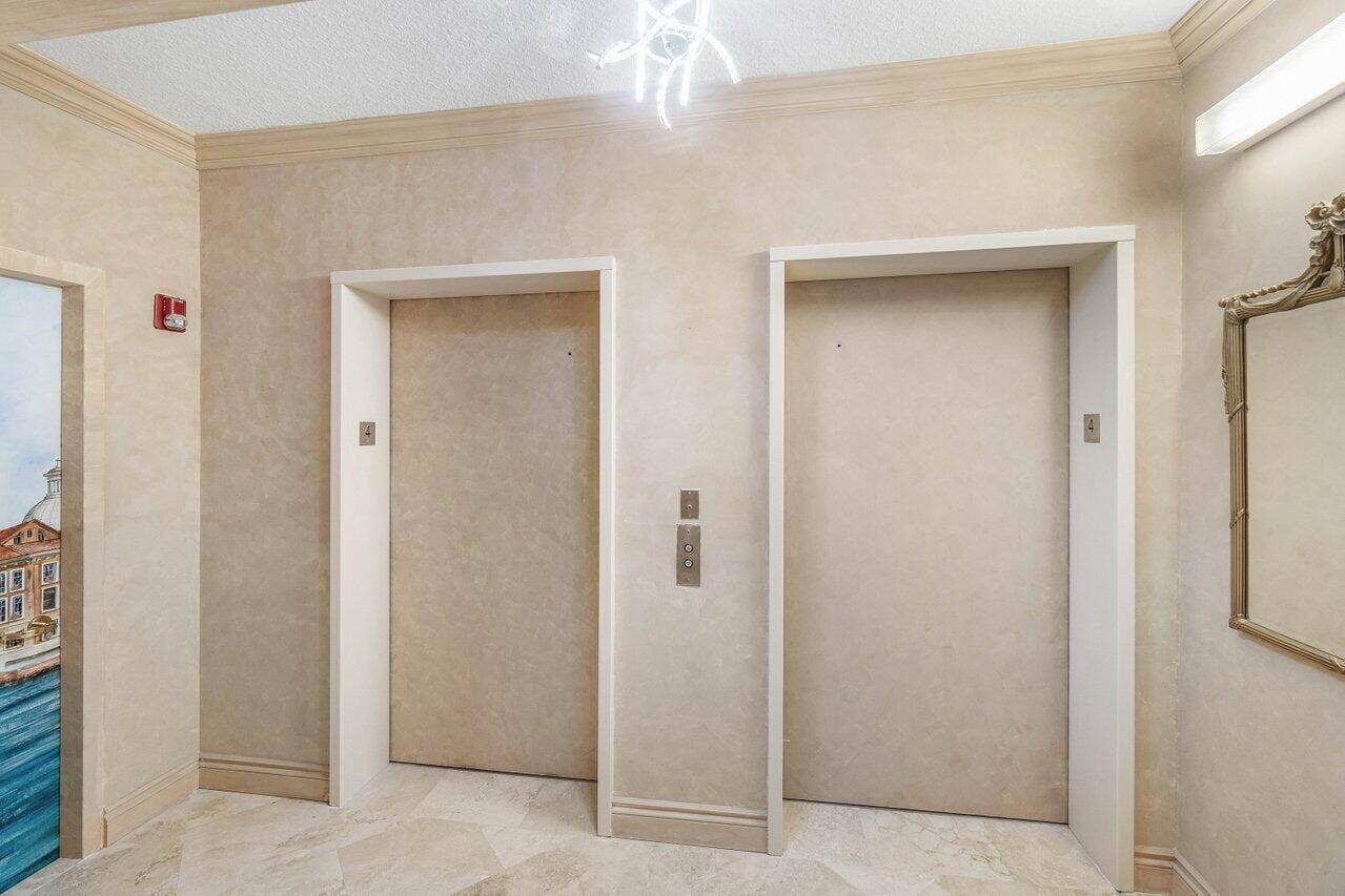 PRIVATE VESTIBULE!