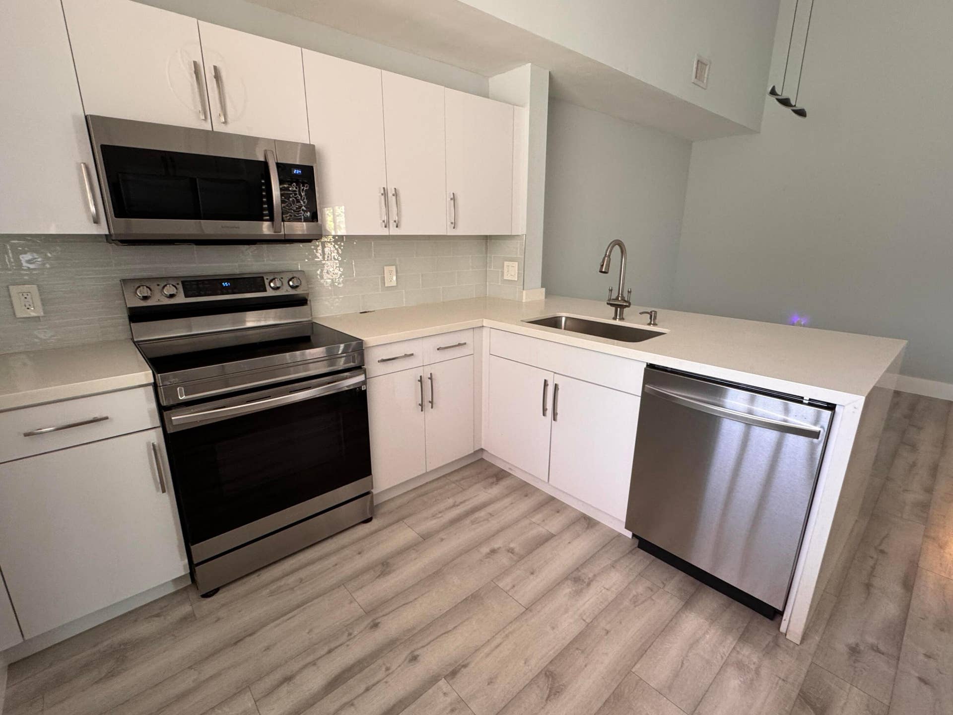6936 SW 39th Street, #D203, Davie, FL 33314 KITCHEN NEW CABINETS AND GRANITE COUNTERTOPS