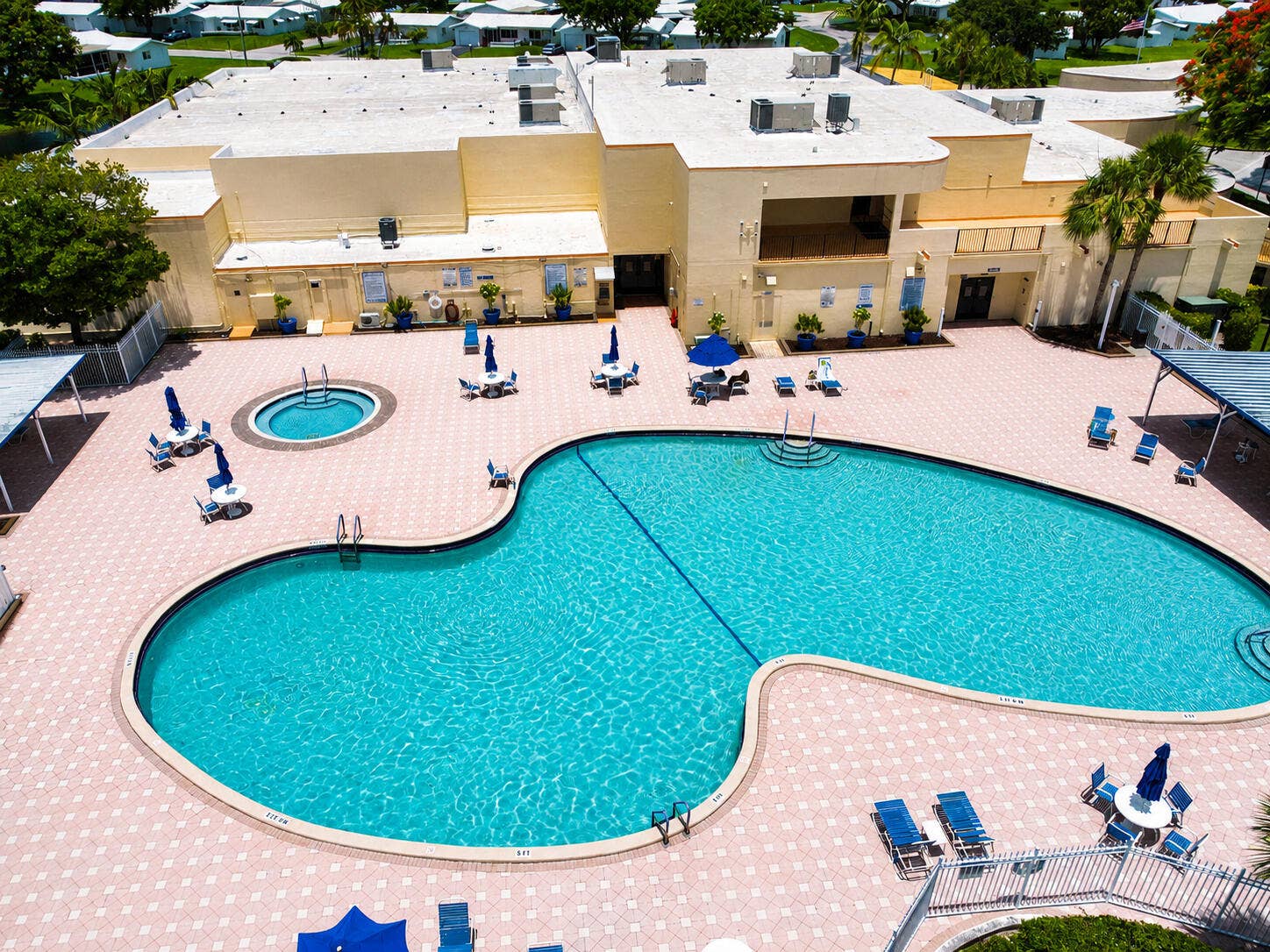 1266 NW 82nd Avenue, Plantation, FL 33322 Heated salt water pool & jacuzzi