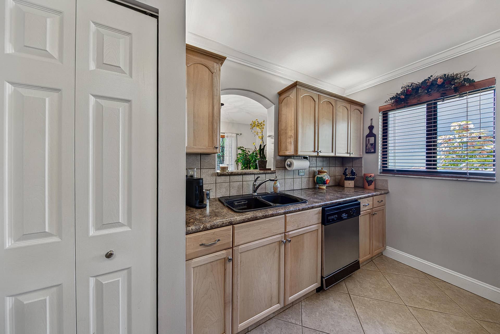 2130 NE 9th Avenue, Wilton Manors, FL 33305 Kitchen