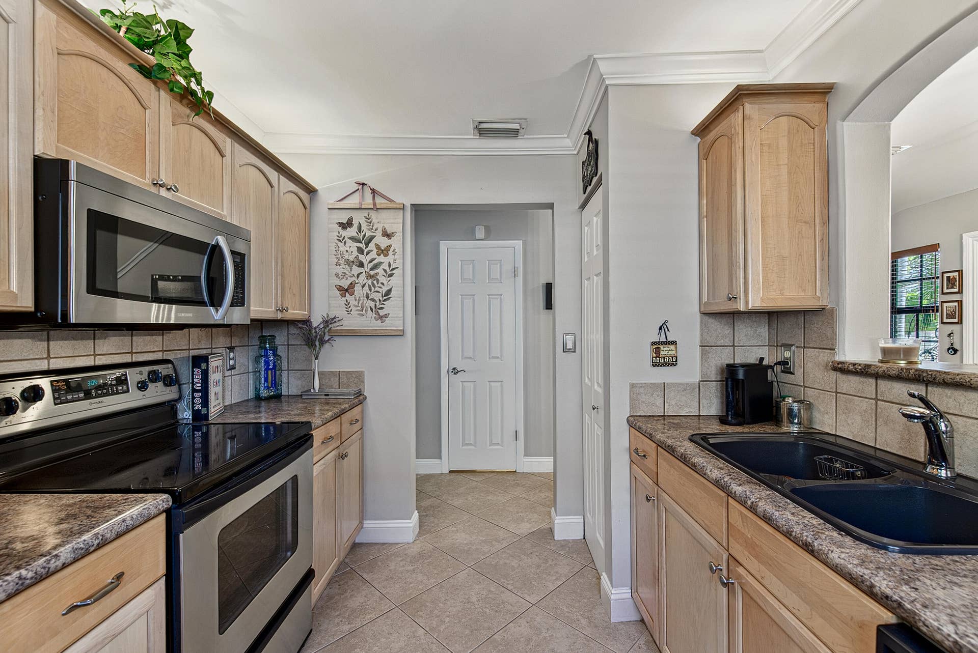 2130 NE 9th Avenue, Wilton Manors, FL 33305 Kitchen