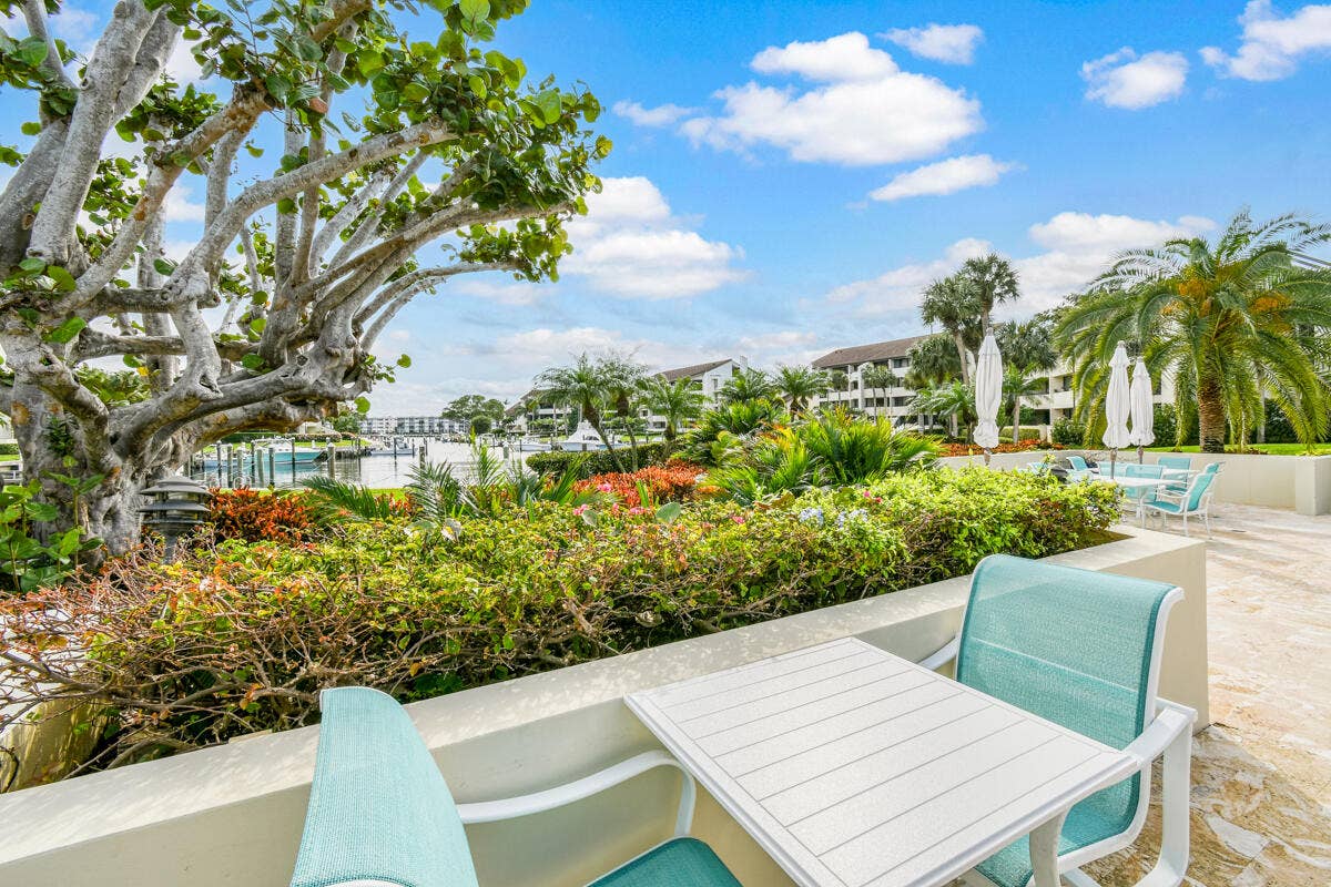 1117 Marine Way E, #K4l, North Palm Beach, FL 33408 Community sitting area