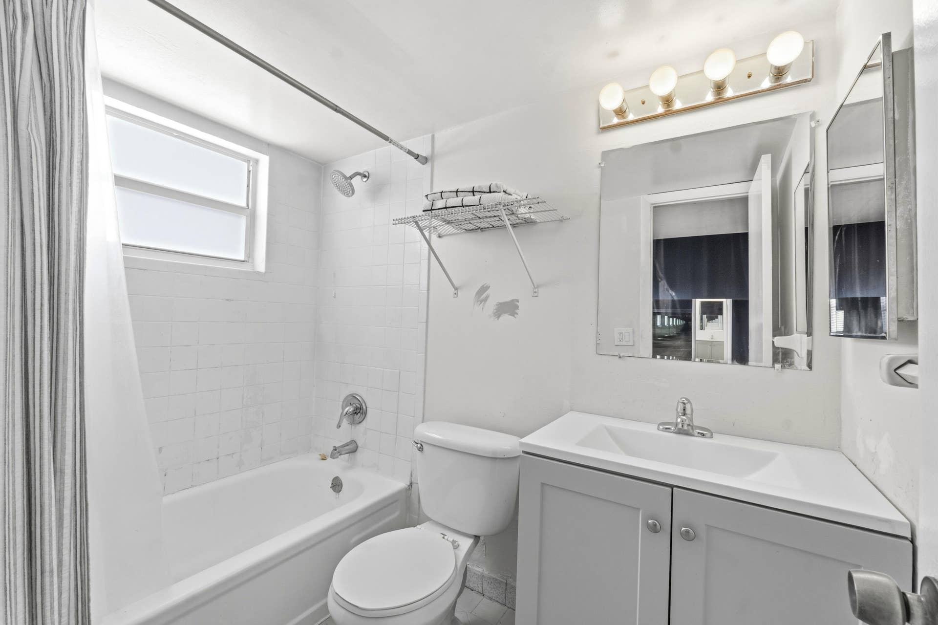 1470 N Dixie Highway, #43, Fort Lauderdale, FL 33304 tub-shower combination bathroom