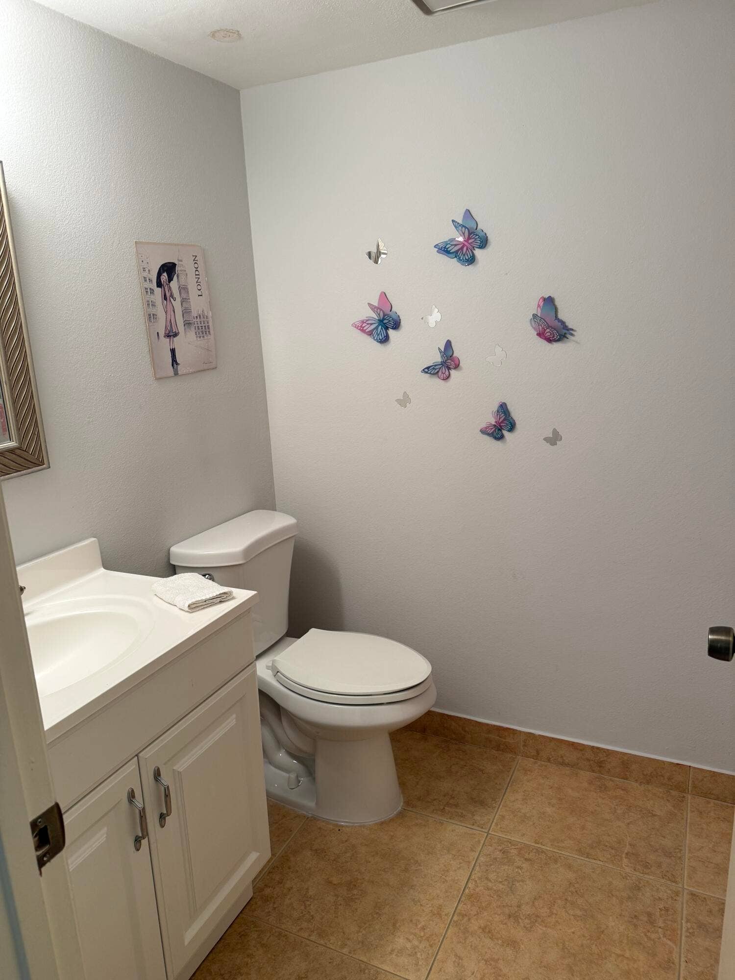 4272 NW 89th Avenue, #103, Coral Springs, FL 33065 Guest Bathroom