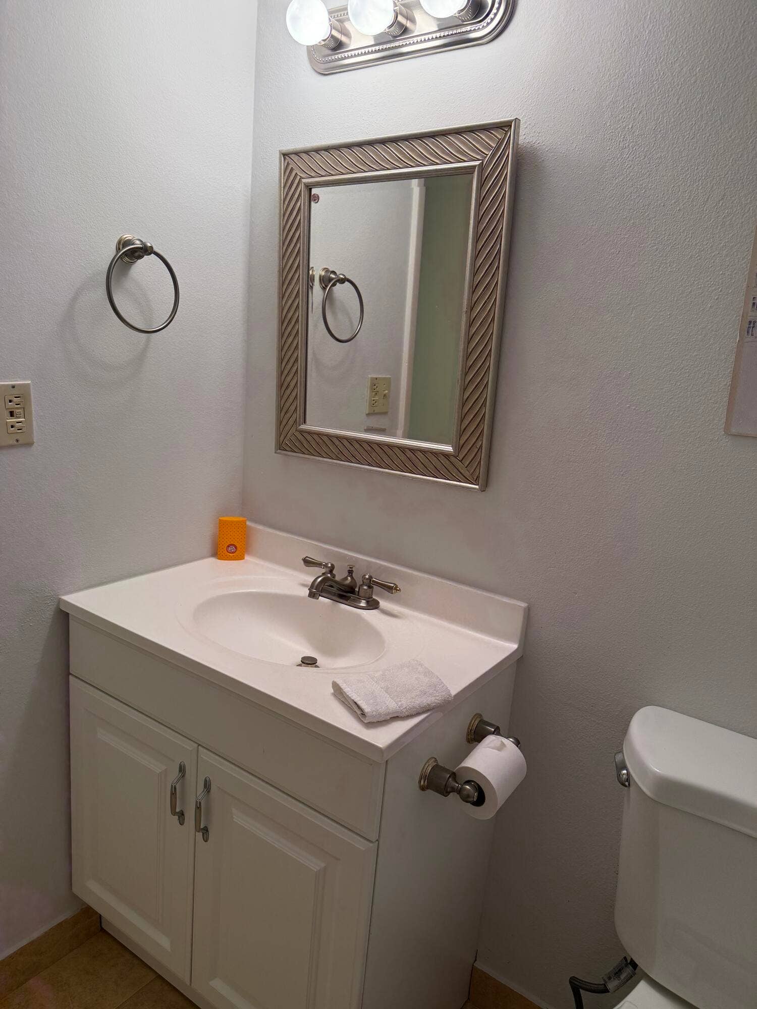 4272 NW 89th Avenue, #103, Coral Springs, FL 33065 Guest Bathroom