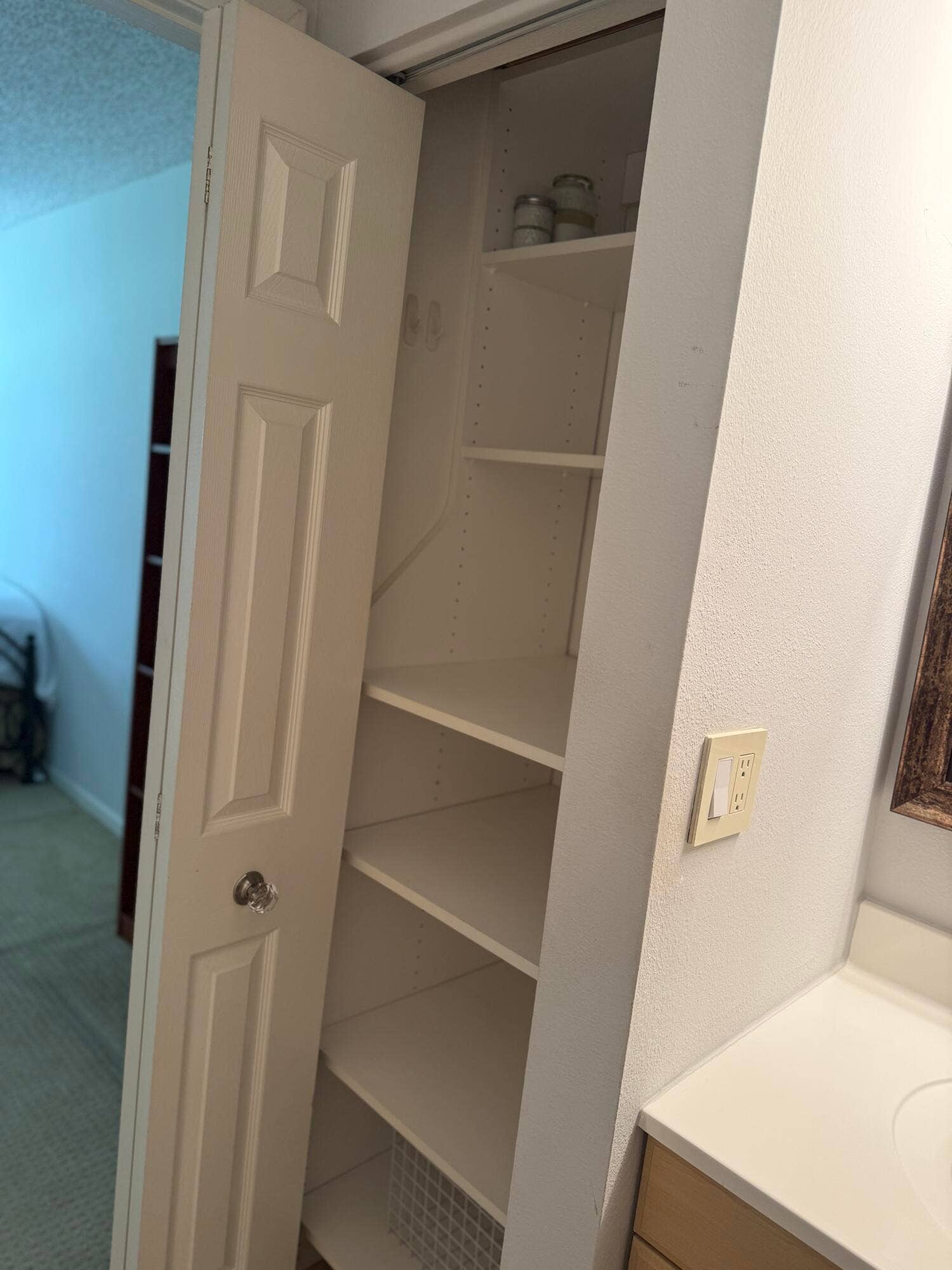 4272 NW 89th Avenue, #103, Coral Springs, FL 33065 Bathroom Closet