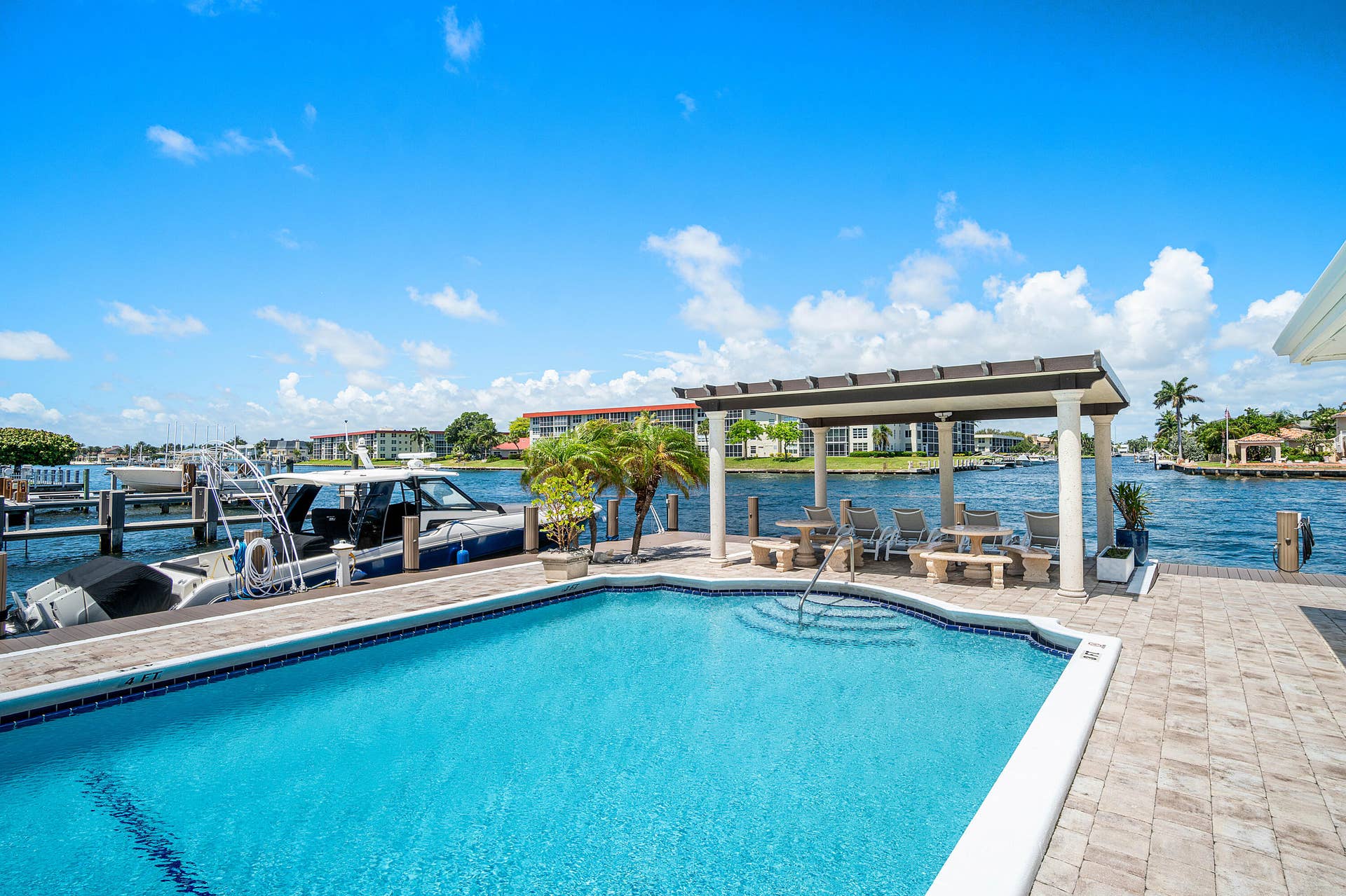 Pool level with the intracoastal is a VIBE - like swimming with the boats!