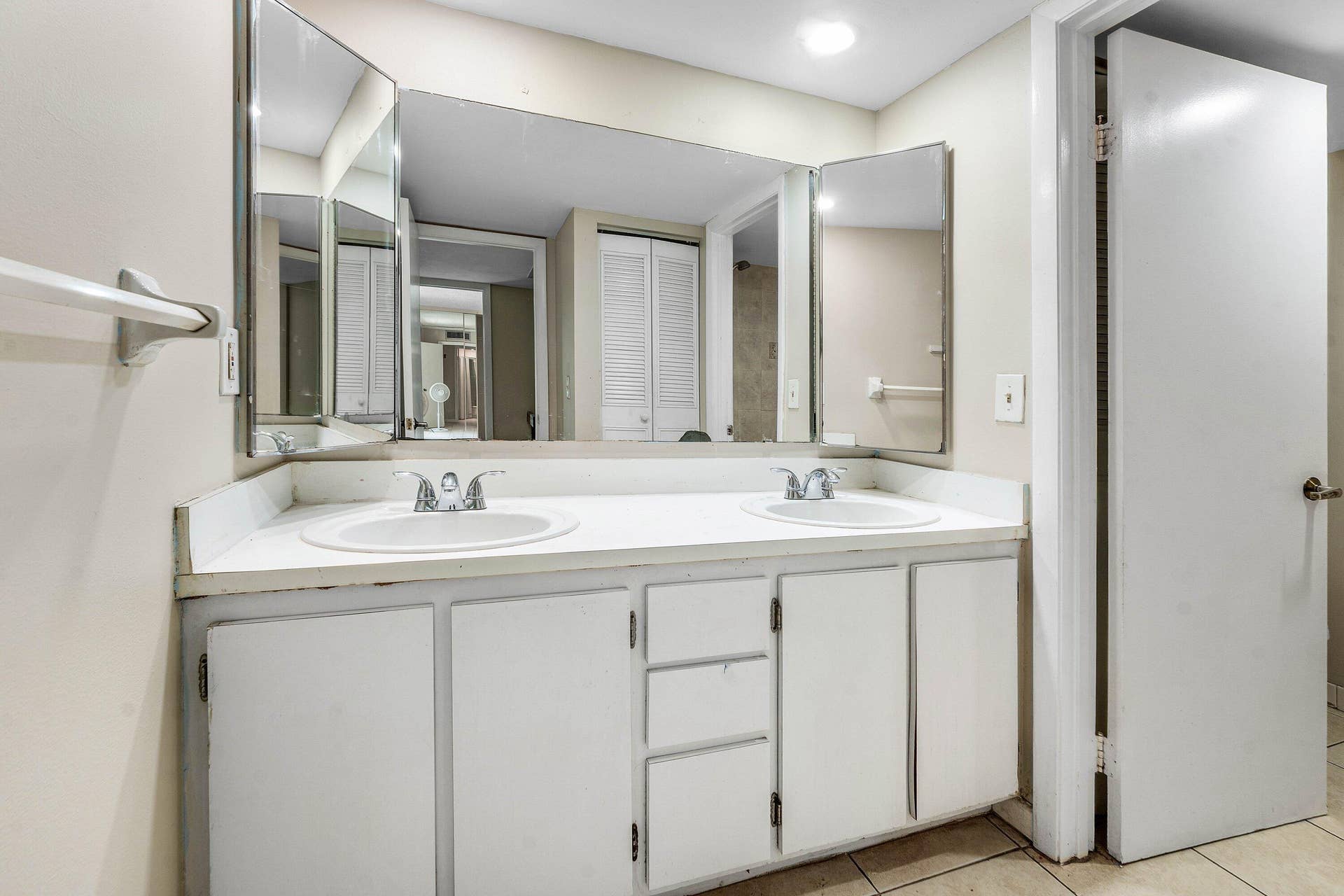 1534 FOREST LAKES Circle, #D, West Palm Beach, FL 33406 Full Bath Upstairs