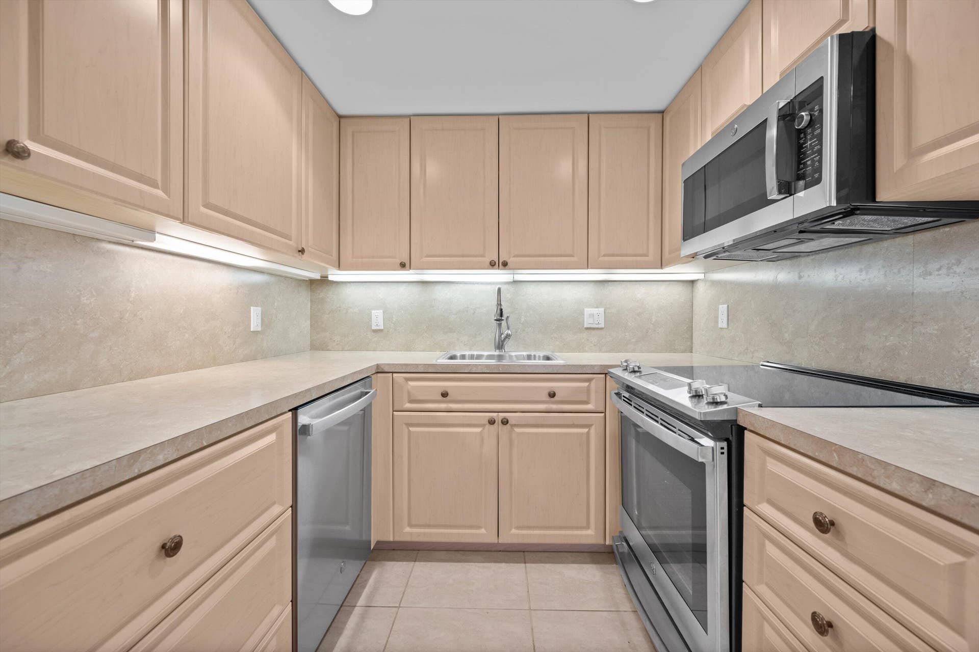 2773 S Ocean Boulevard, #416, Palm Beach, FL 33480 Kitchen