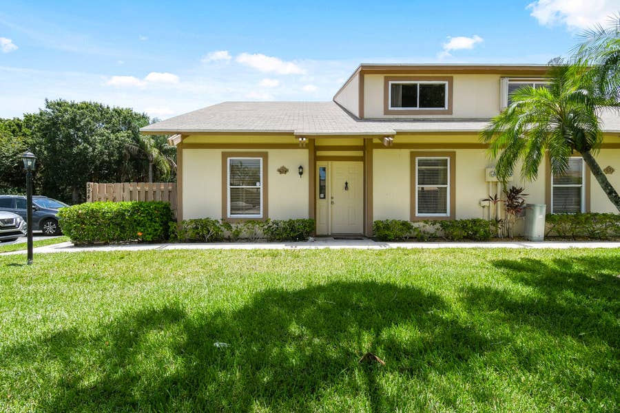 Property photo for 324 MAPLECREST Circle, Jupiter, FL
