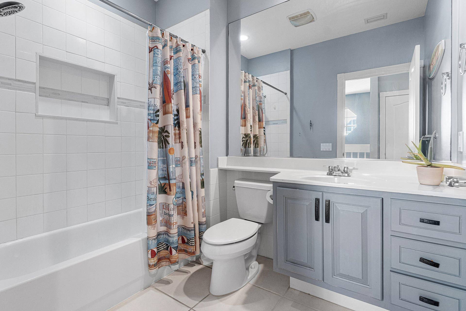 1852 Jeaga Drive, Jupiter, FL 33458 Guest Bathroom