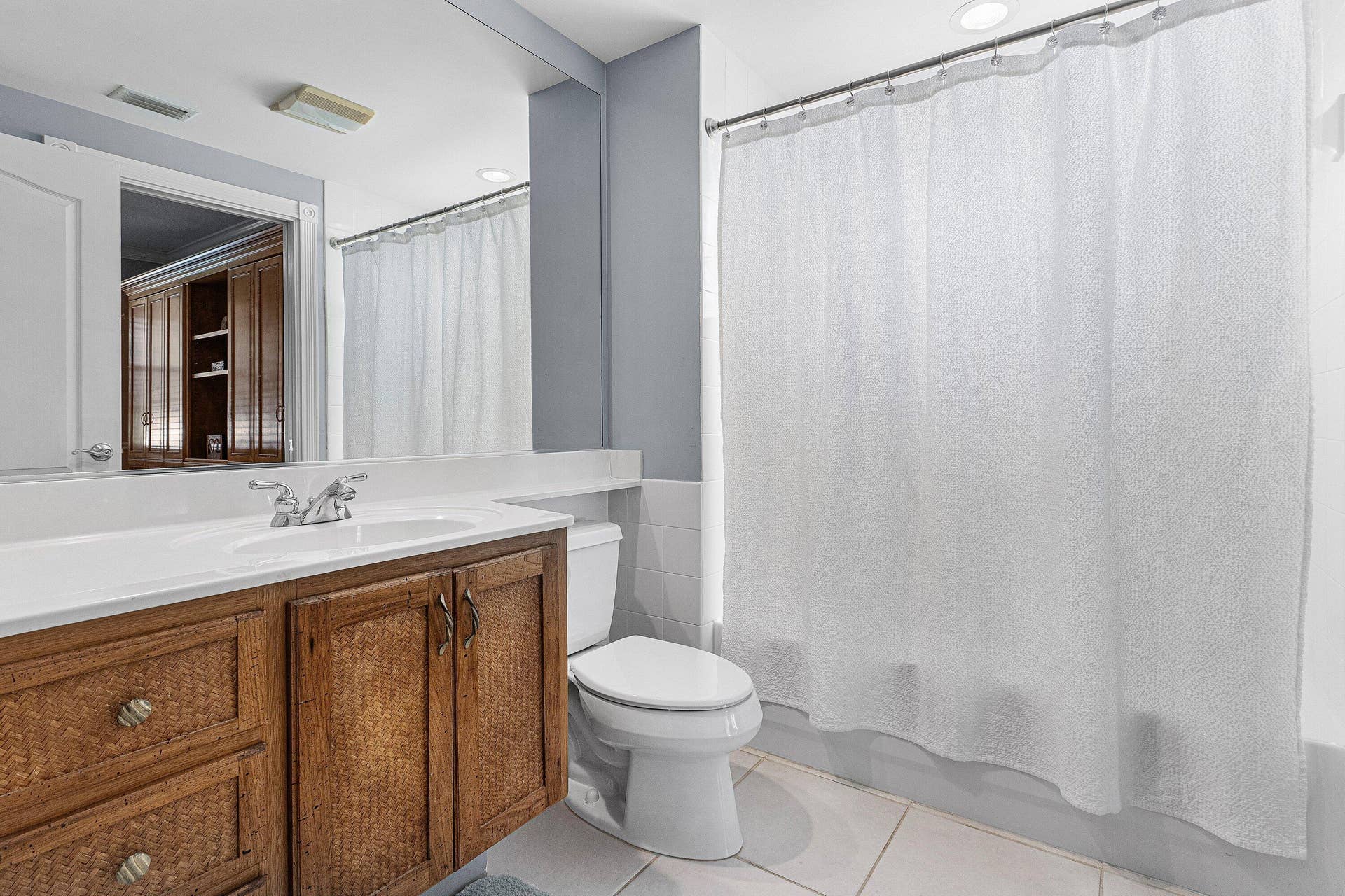 1852 Jeaga Drive, Jupiter, FL 33458 Guest Bath