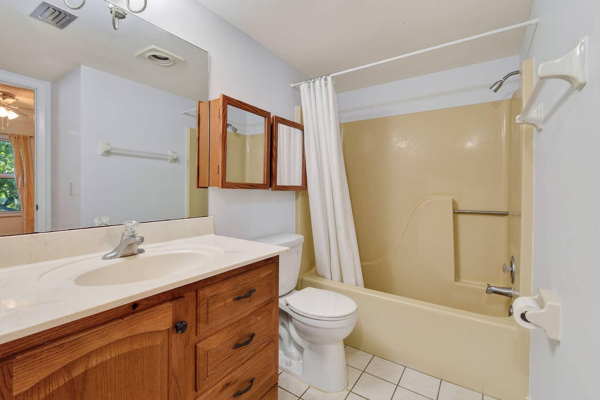 8387 SE Croft Circle, #Q3, Hobe Sound, FL 33455 Guest bath