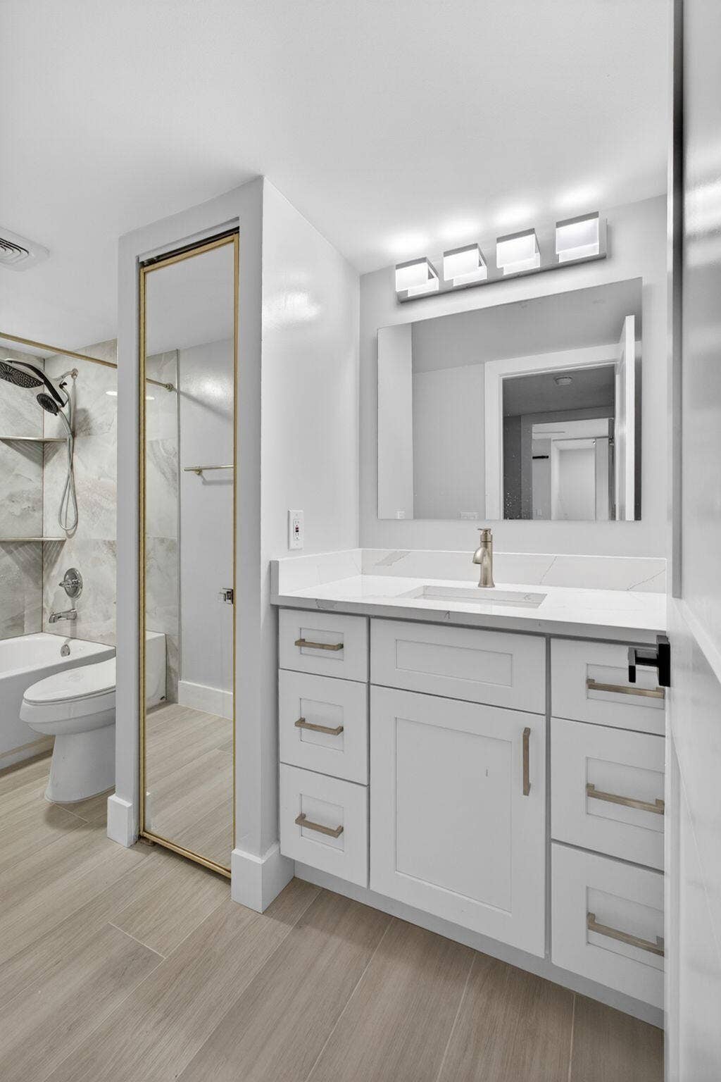 183 Charter Way, West Palm Beach, FL 33407 GUEST BATHROOM