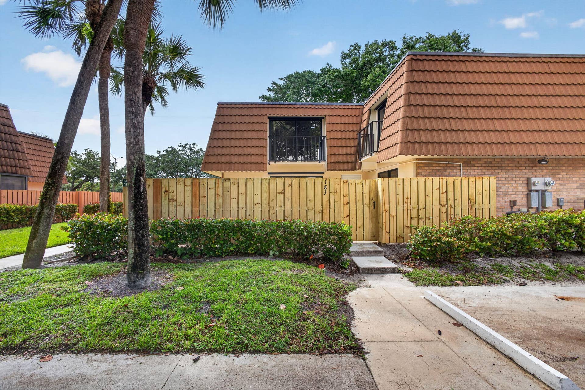 183 Charter Way, West Palm Beach, FL 33407 SANDALWOOD LAKES NORTH