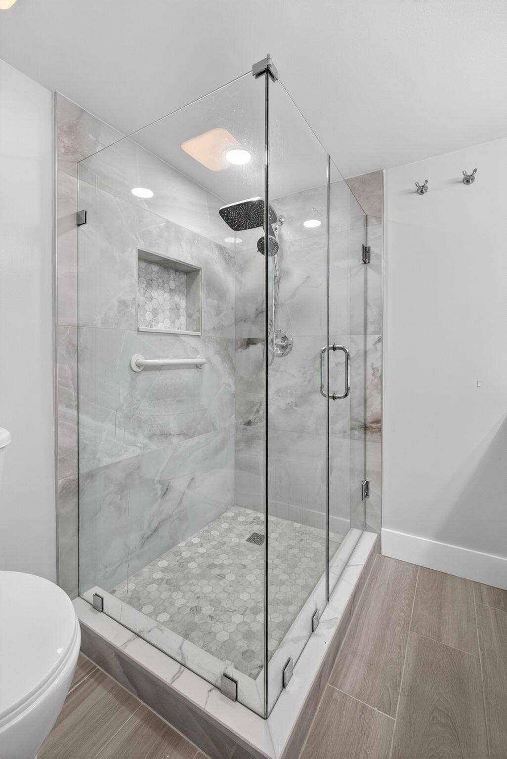 183 Charter Way, West Palm Beach, FL 33407 MASTER SHOWER