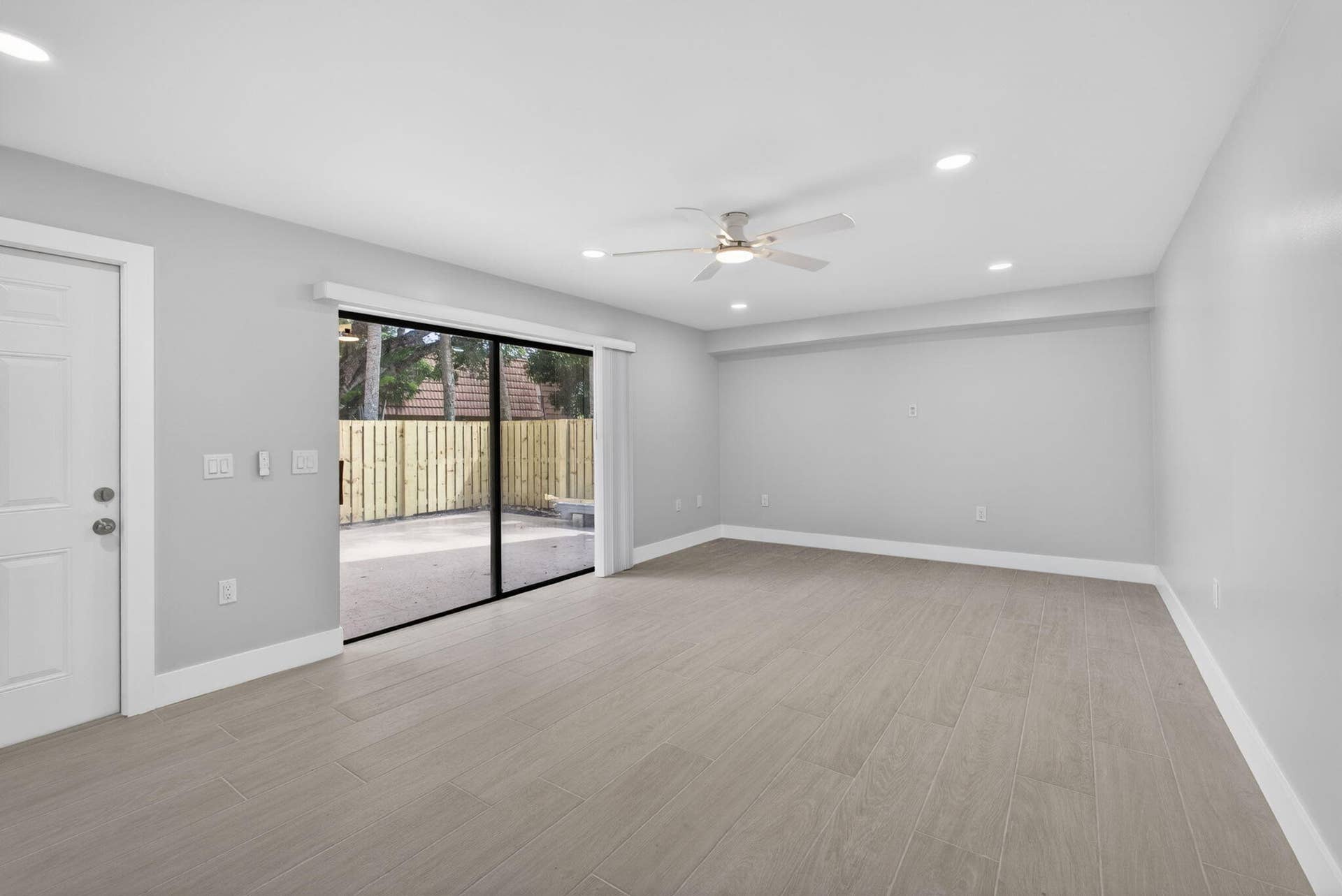 183 Charter Way, West Palm Beach, FL 33407 ENTRANCE WAY/FAMILY ROOM