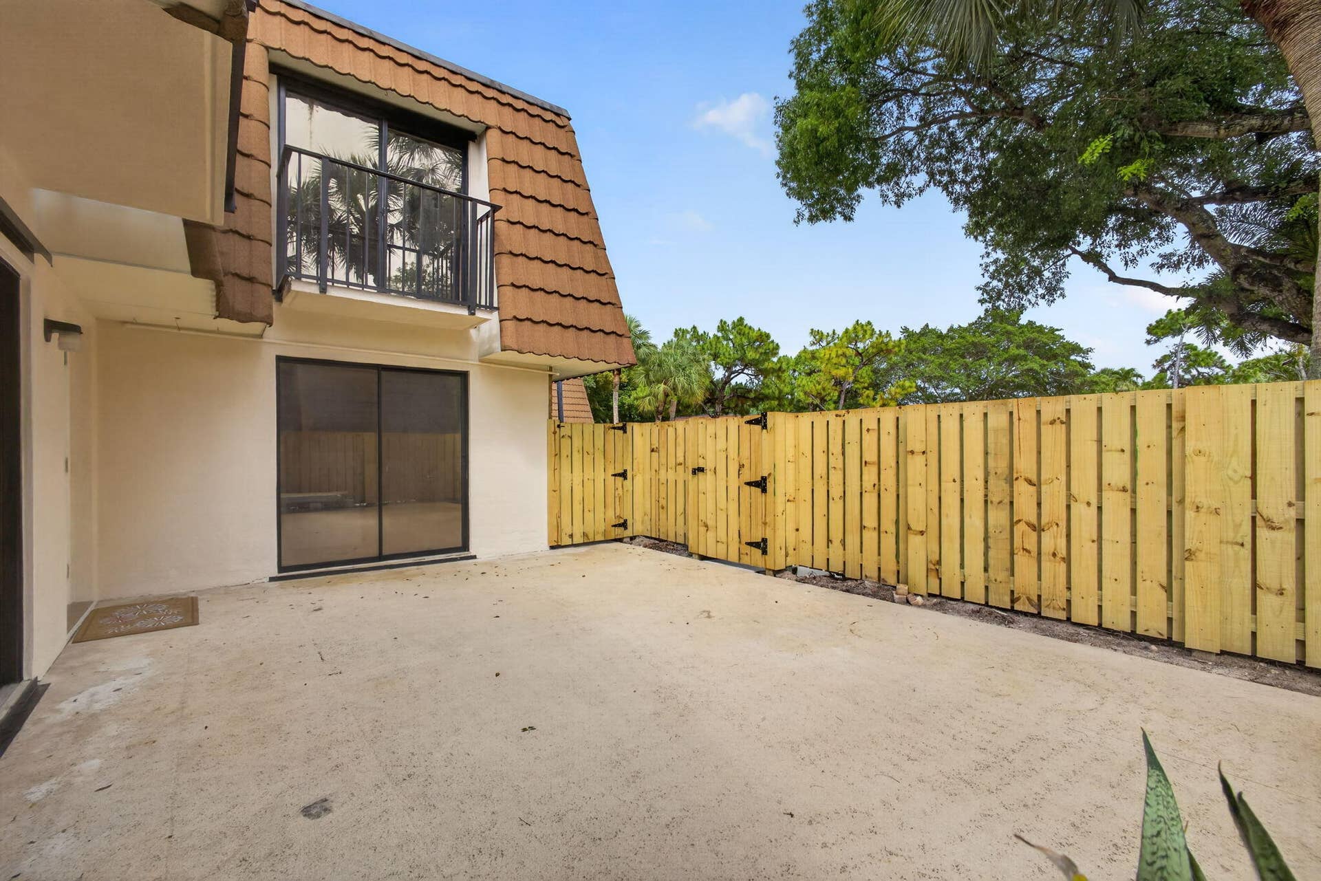 183 Charter Way, West Palm Beach, FL 33407 FENCED IN PATIO