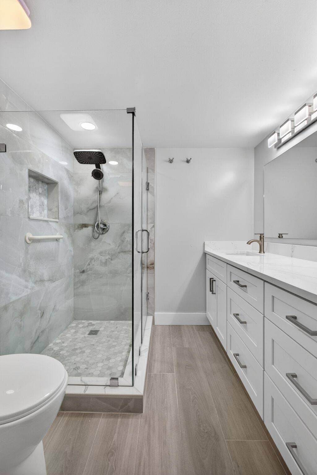 183 Charter Way, West Palm Beach, FL 33407 MASTER BATH